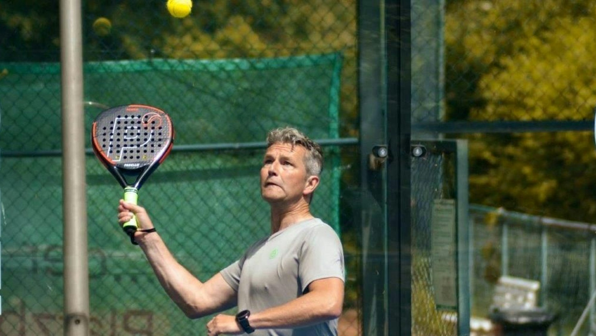 Mit dem Schläger in der Hand visiert Henrik Beuning den Spielball an.