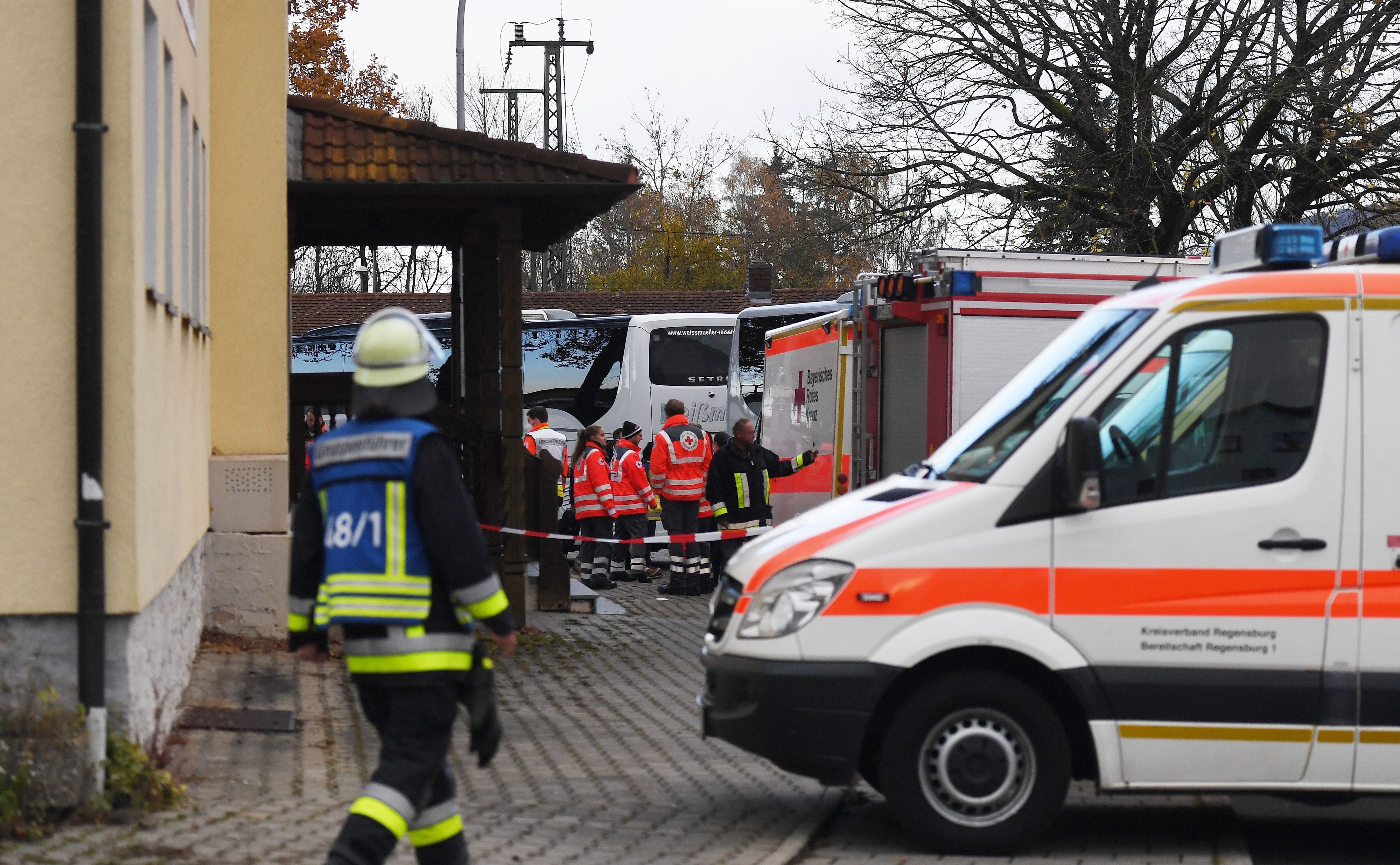 Einsatzkräfte stehen vor einer Gaststätte, in dem Bahnreisenden eines Zuges, in dem es zu einer Messerattacke gekommen war, kurzzeitig untergebracht worden sind. Bei dem Angriff im ICE Passau-Hamburg waren drei Menschen schwer verletzt worden. (Archivbild von 2021)