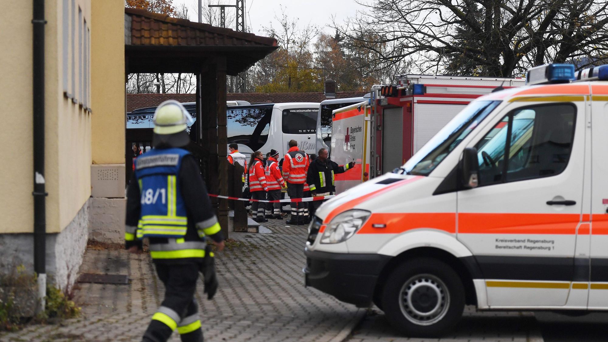 Einsatzkräfte stehen vor einer Gaststätte, in dem Bahnreisenden eines Zuges, in dem es zu einer Messerattacke gekommen war, kurzzeitig untergebracht worden sind. Bei dem Angriff im ICE Passau-Hamburg waren drei Menschen schwer verletzt worden. (Archivbild von 2021)