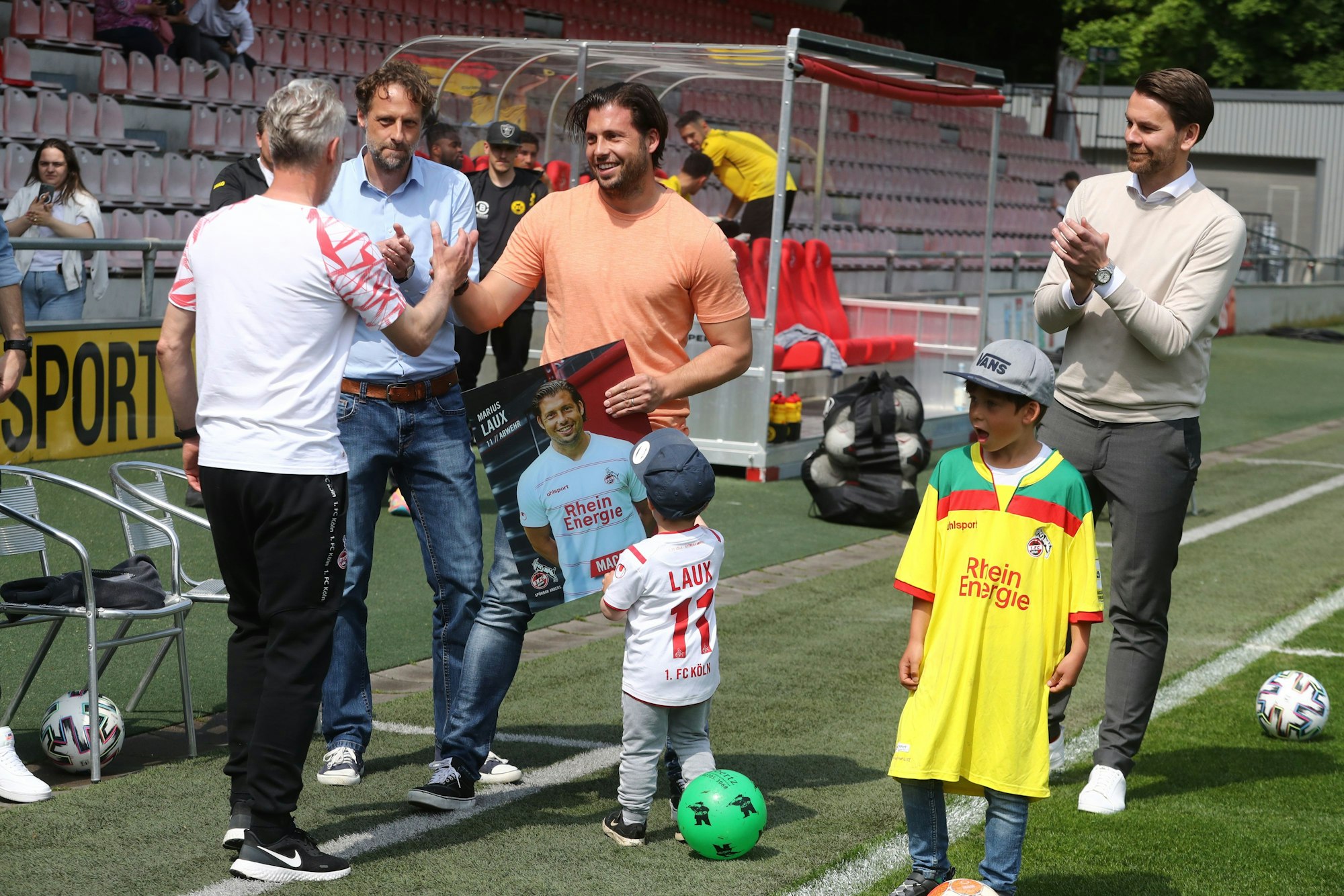 Vor dem Spiel der U21 des 1.FC Köln gegen den VFB Homberg wird Marius Laux mit einem Plakat von sich offiziell als Spieler des FC verabschiedet. Im Bild sind auch Laux` Kinder zu sehen.