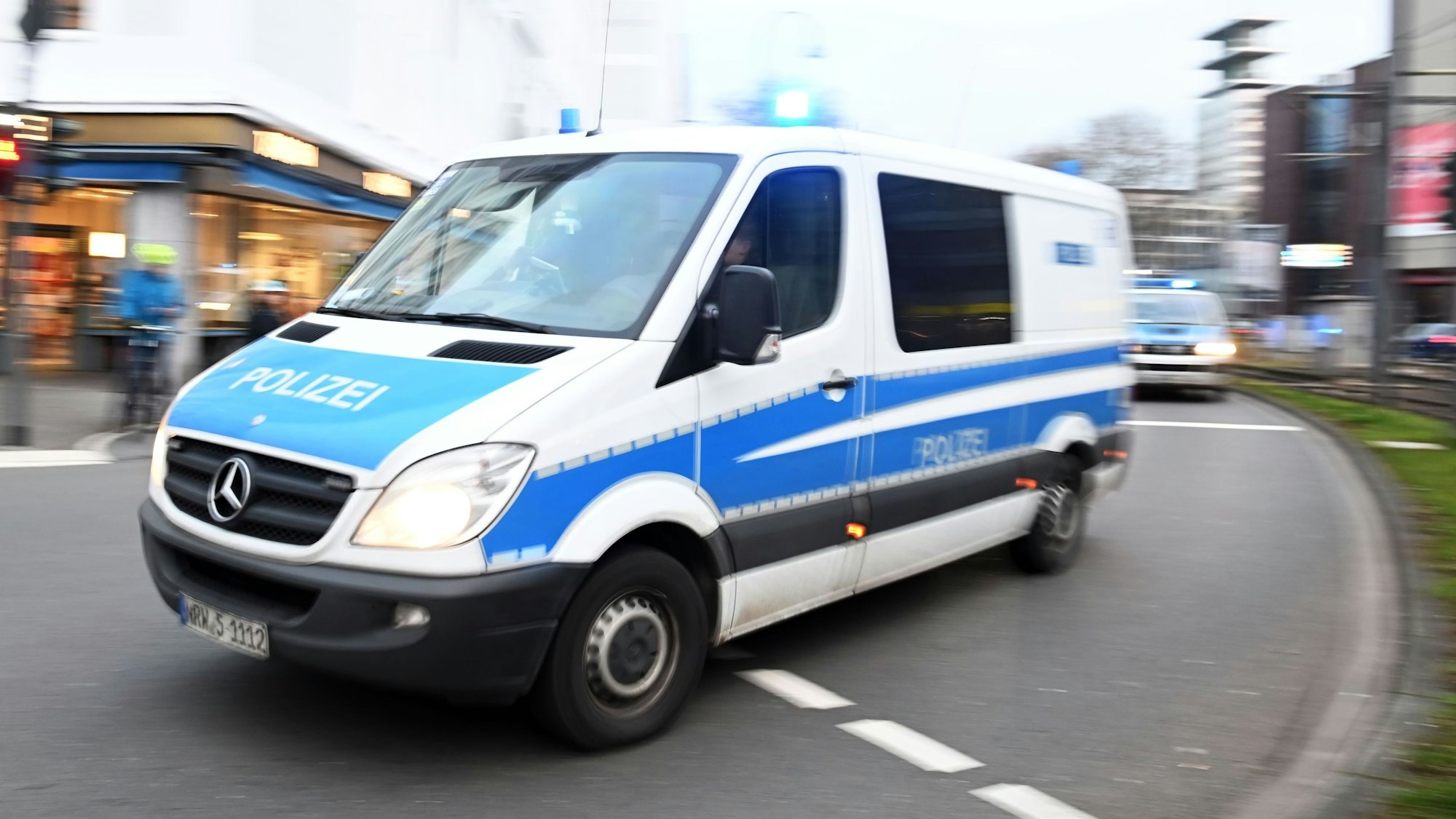 Einsatzfahrzeuge der Polizei am Neumarkt.