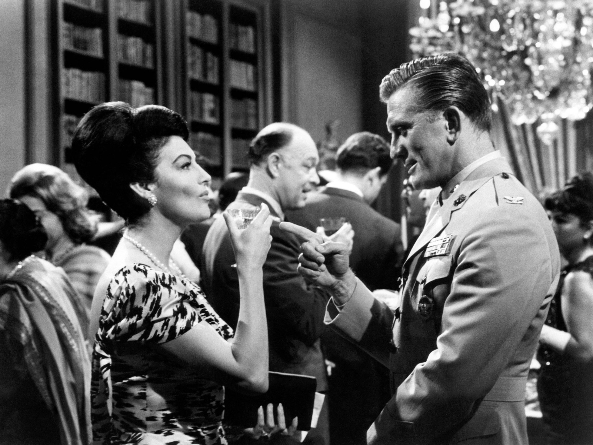 Ava Gardner und Kirk Douglas stoßen mit Drinks an.