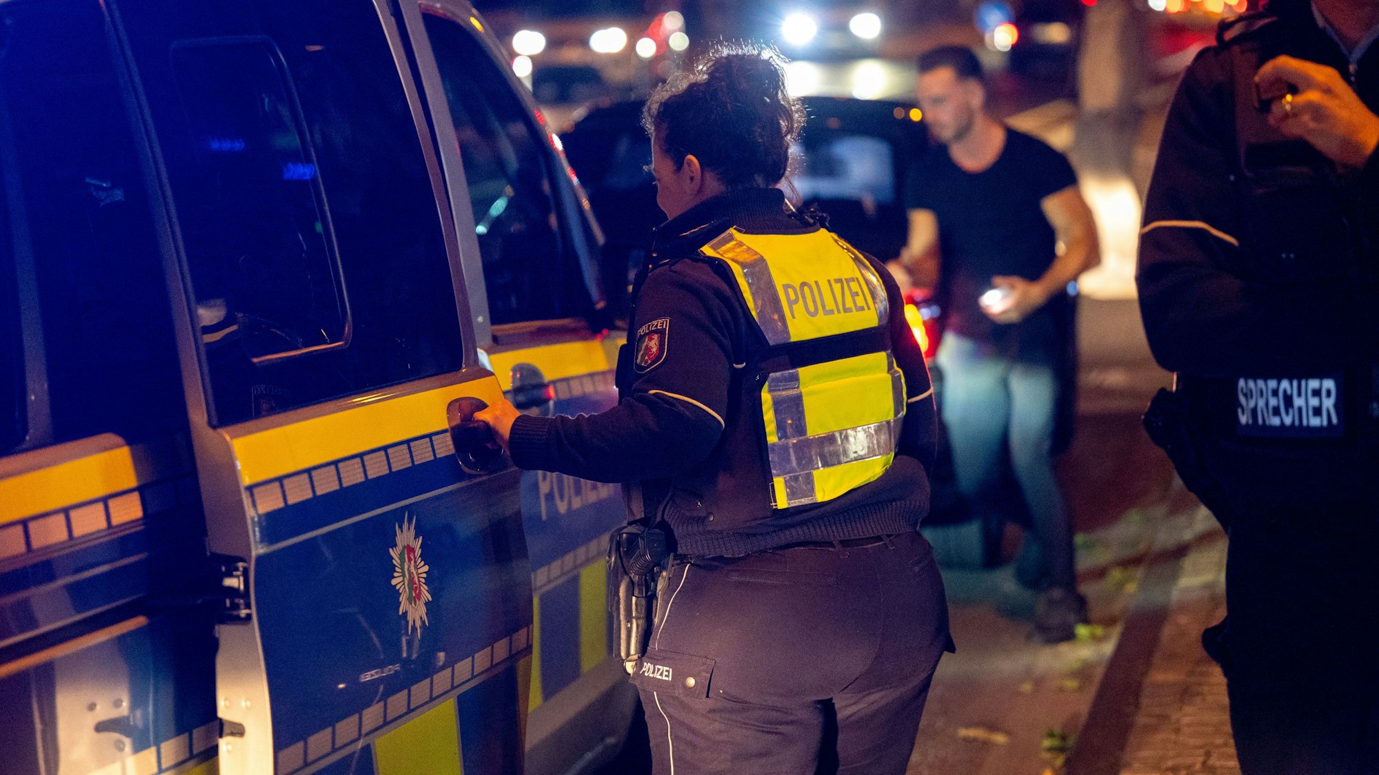 Polizeieinsatz auf dem Hohenzollernring. Die Polizei ist abends auf den Partymeilen im Dauereinsatz.