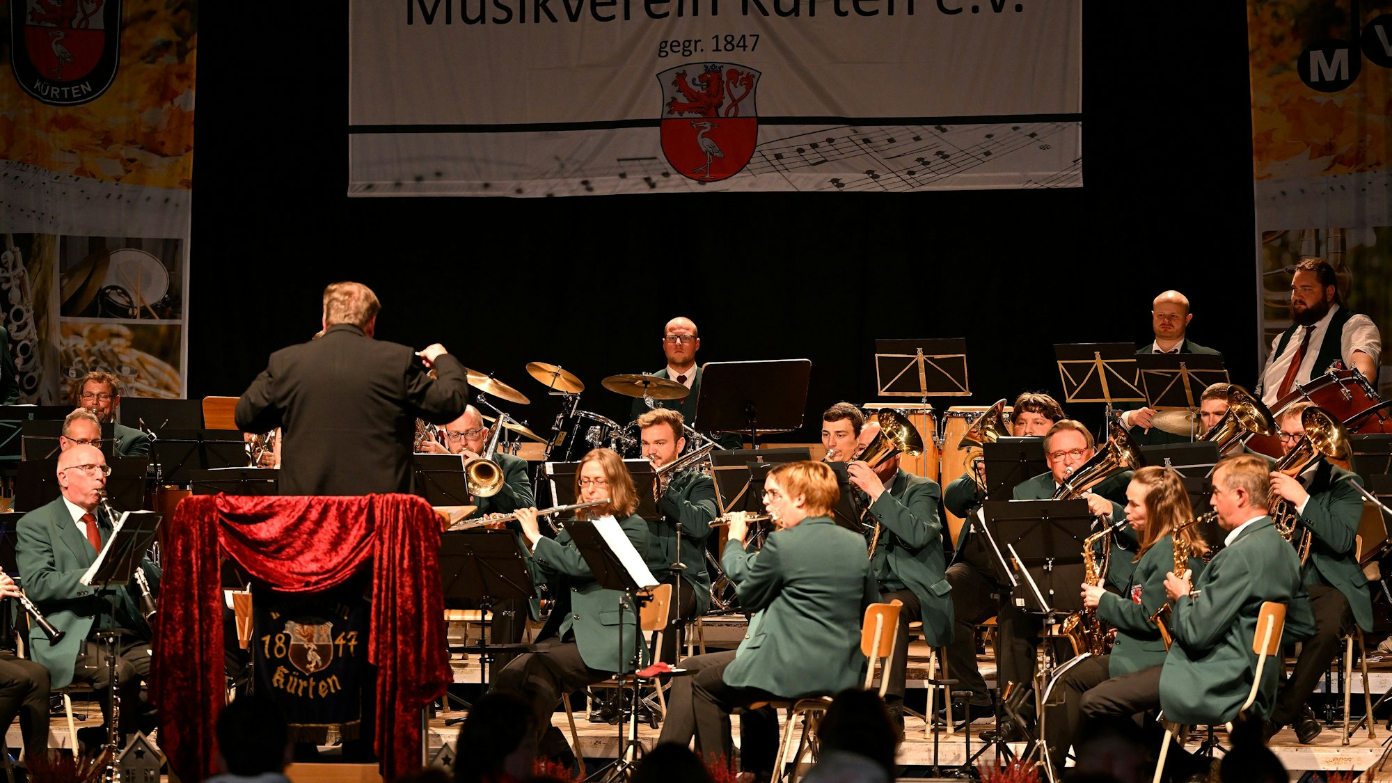 Das Foto zeigt die Musiker des Musikvereins Kürten bei ihrem Herbstkonzert im Oktober 2022 in der Kürtener Sülztalhalle.