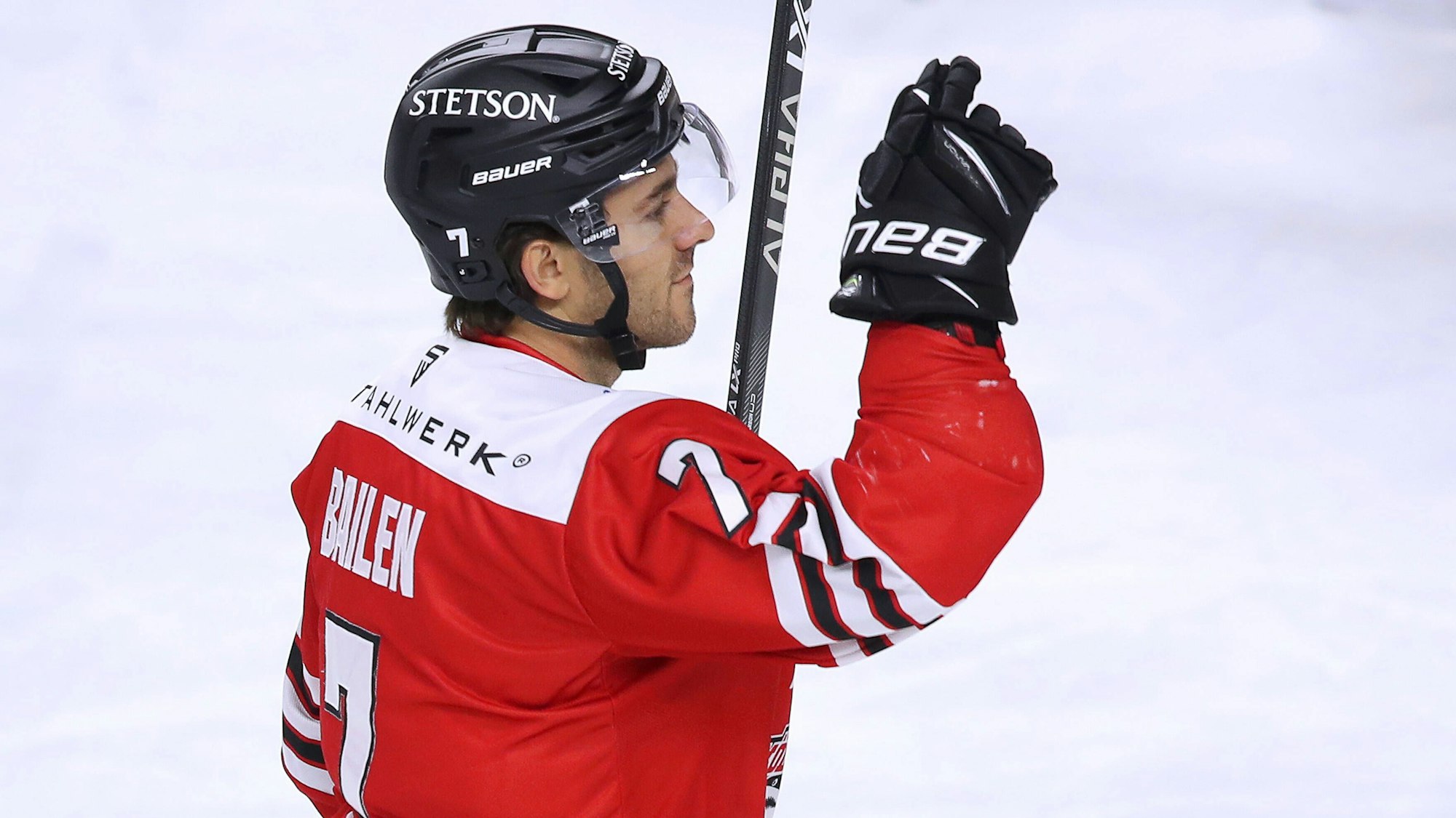 Nick Bailen Haie jubelt nach dem Treffer zum 1:0 gegen Düsseldorf.