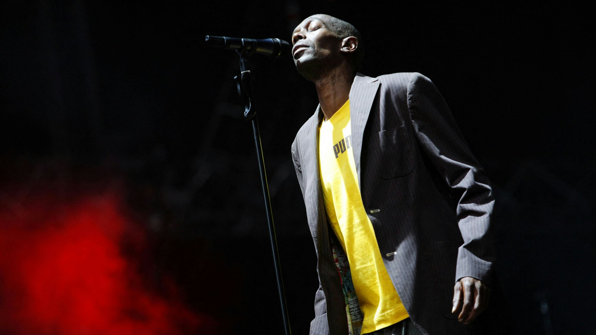 (FILES) In this file photo taken on August 26, 2007 English singer Maxwell Fraser aka Maxi Jazz of the British band Faithless performs during the Rock en Seine music festival, in Saint-Cloud, near Paris. - Maxi Jaxx, the lead singer of the British electronic band Faithless, has died at the age of 65, the group announced on December 24, 2022. The musician and DJ -- whose real name was Maxwell Fraser -- passed away at his home in South London, the dance music act behind 1990s hits including "Insomnia" and "God is a DJ" said. (Photo by Guillaume BAPTISTE / AFP)