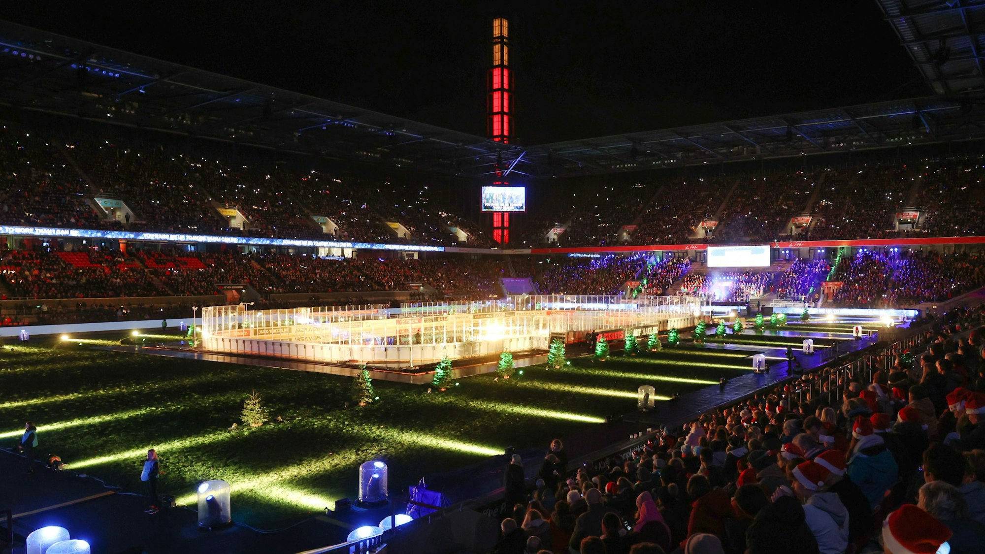 Stimmungsvoll beleuchtete Rhein-Energie-Stadion