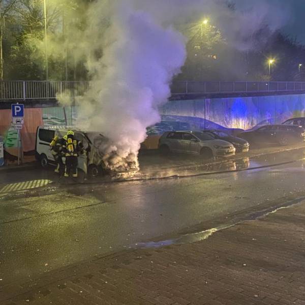 Ein brennendes Auto in Wipperfürth, Feuerwehrleute löschen das Fahrzeug.
