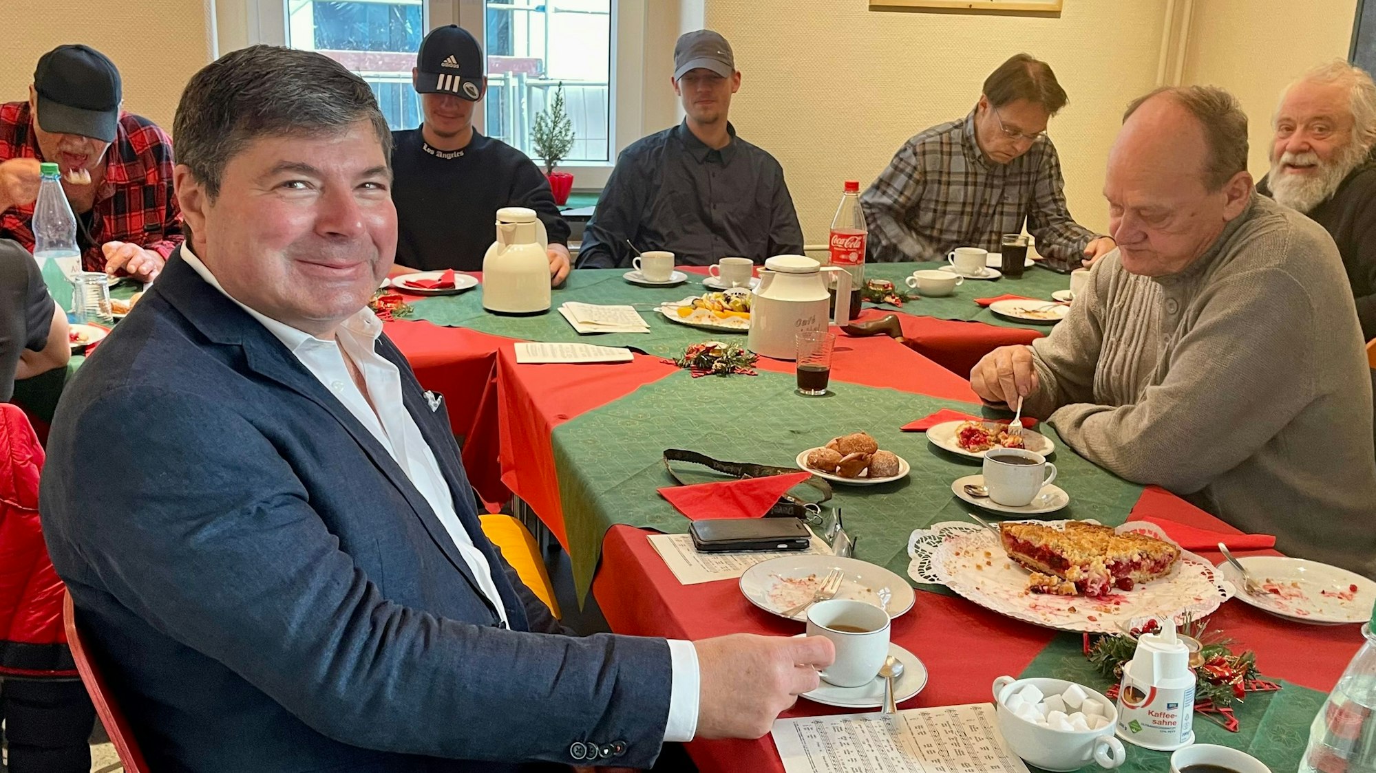 Voll besetzte Tafel im Don Bosco-Haus, Siegburg