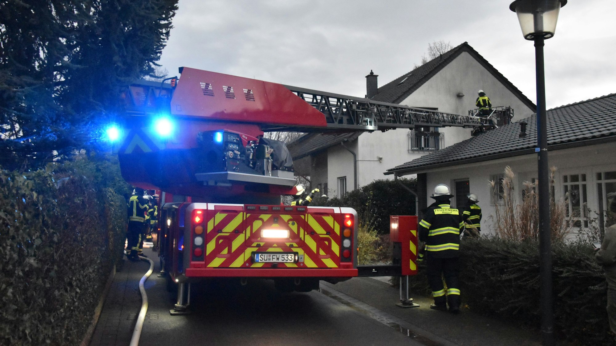 Einsatzkräfte löschen einen Brand in Rott.