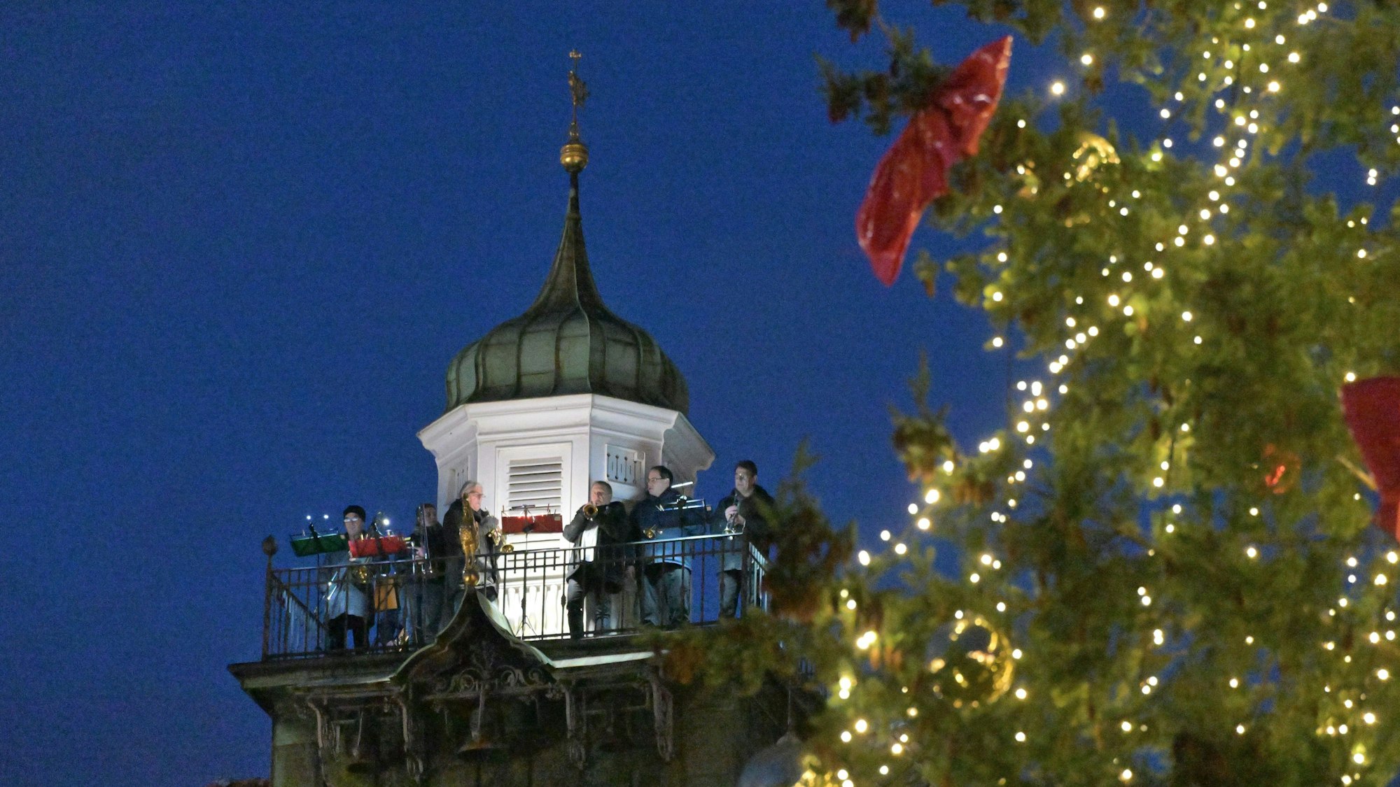 Die Turmbläser von der Big Band Bergisch Gladbach stehen auf dem Rathausturm.