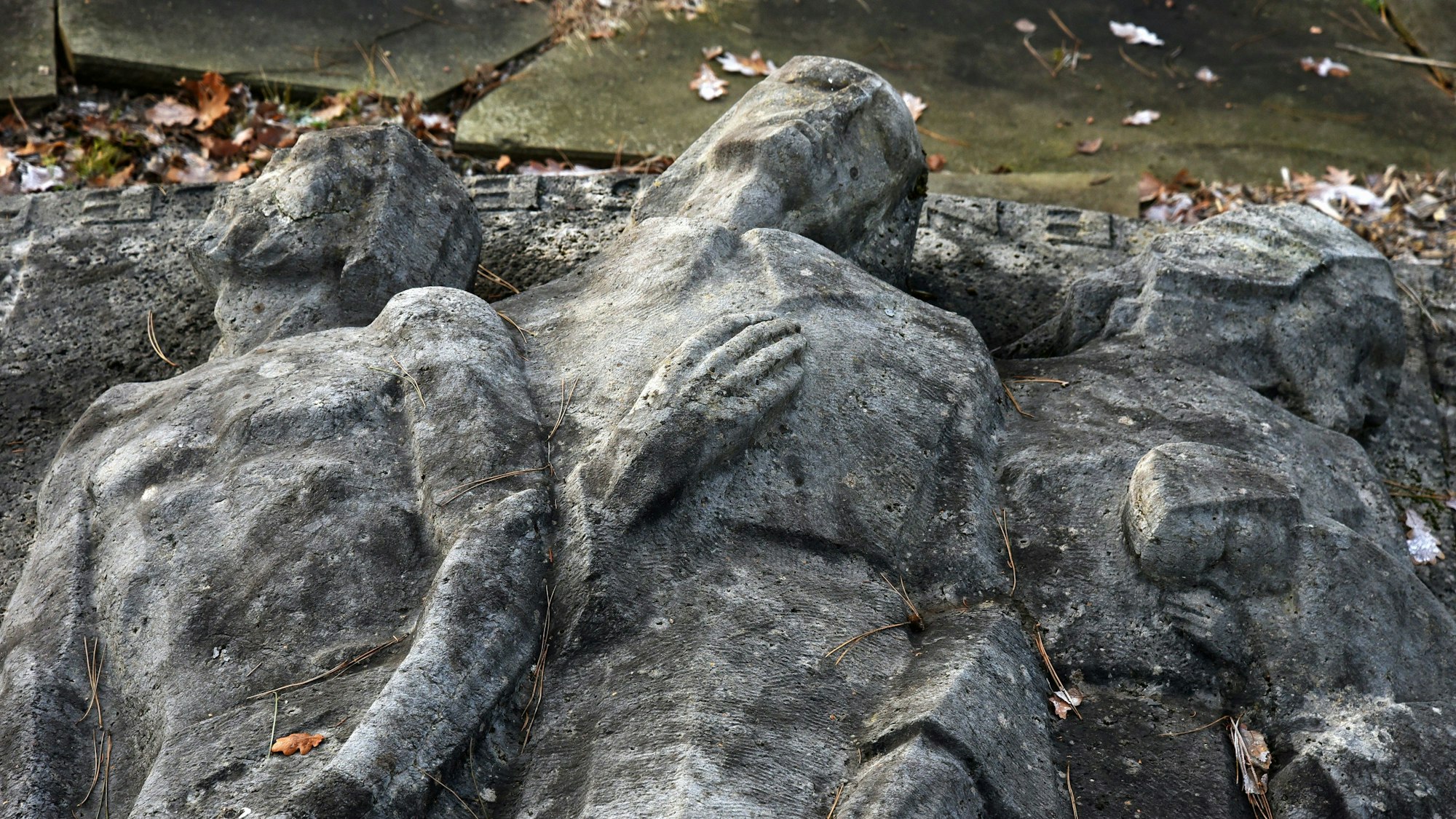 Die Steinfiguren des Ehrenmals am Westfriedhof Wipperfuerth.