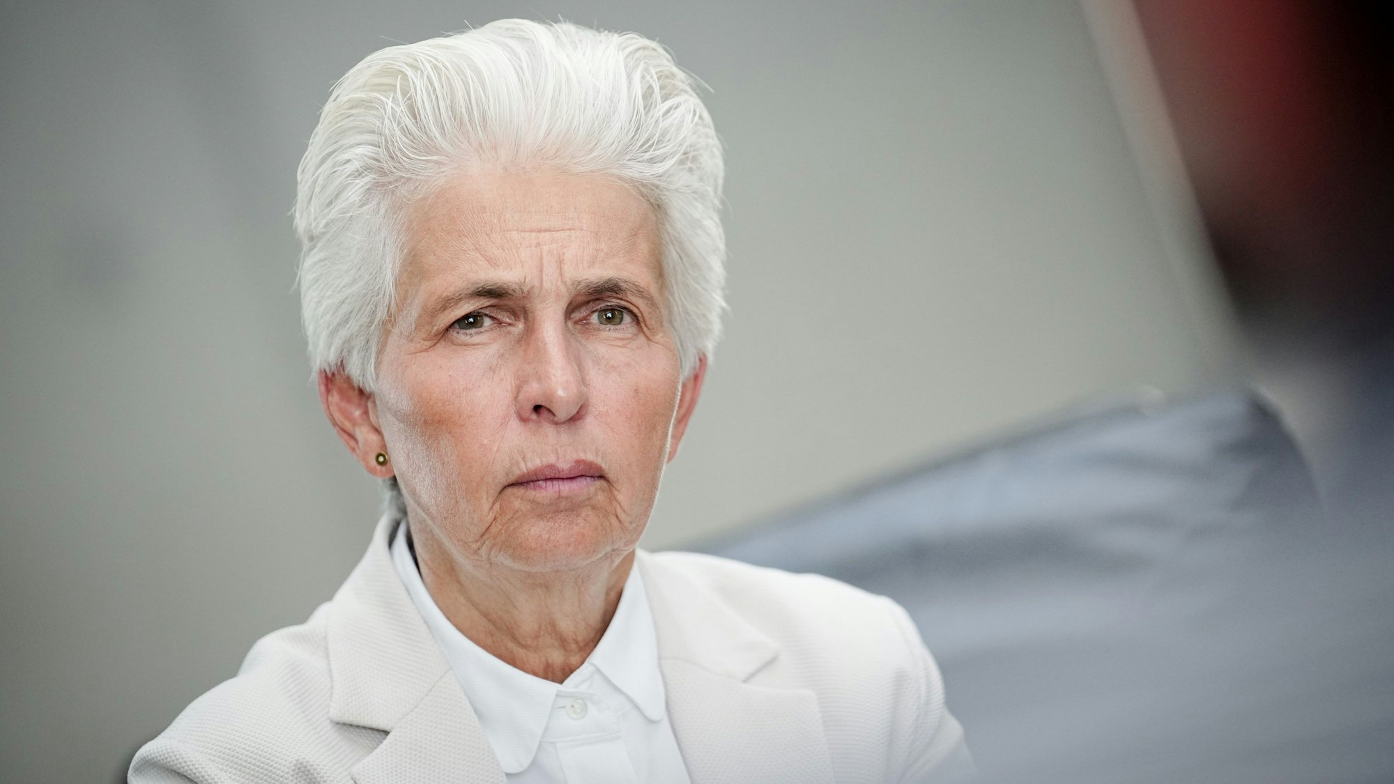 Marie-Agnes Strack-Zimmermann (FDP), Vorsitzende des Verteidigungsausschusses gibt nach der Sondersitzung des Ausschusses des Bundestags ein Interview.