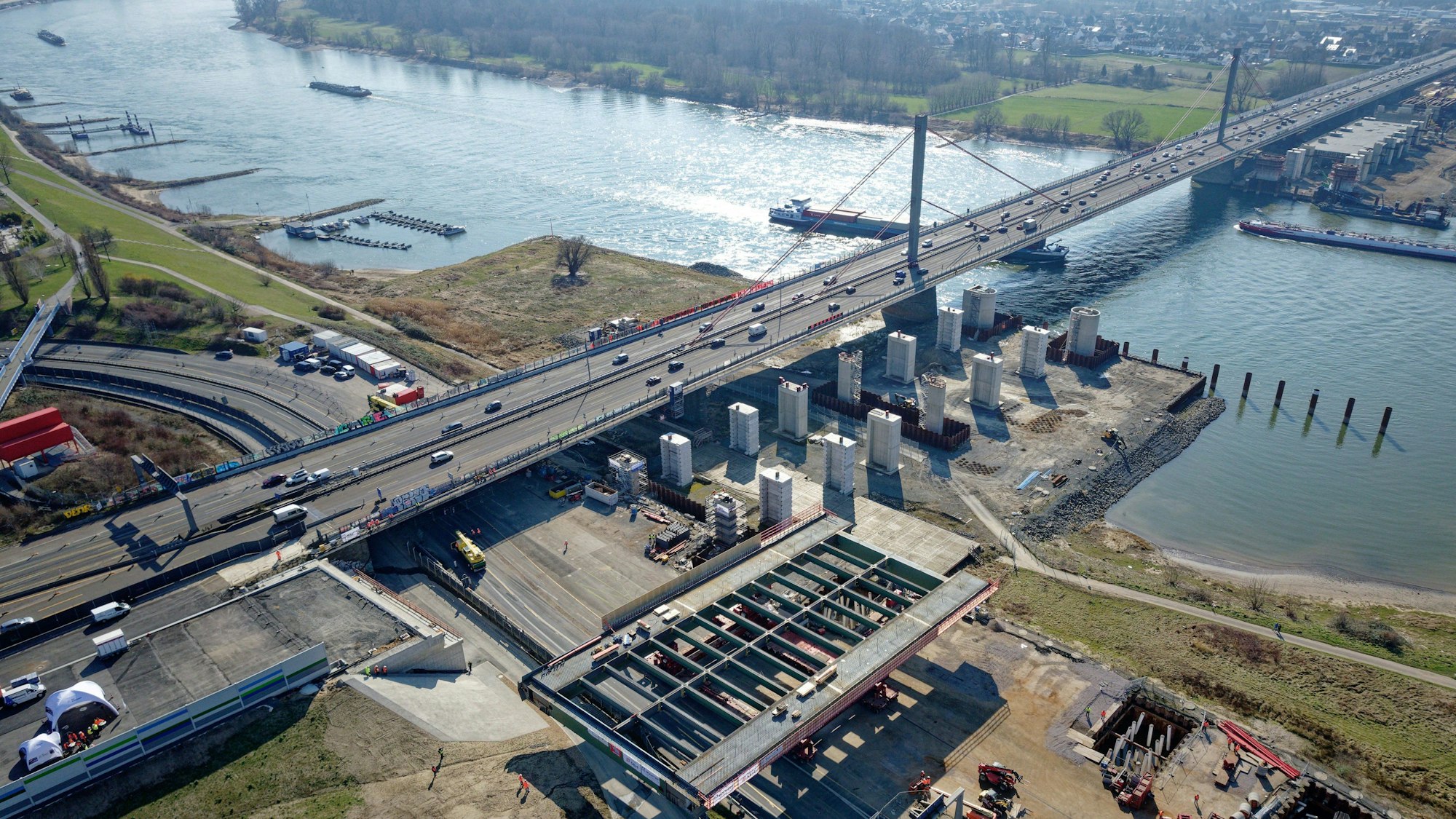 Zu sehen ist die Rheinbrücke bei Leverkusen auf der A1, die dem Verkehrsaufkommen nicht mehr gewachsen ist und ersetzt werden muss.