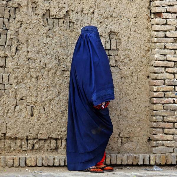 Eine Afghanin in Burka in Kandahar