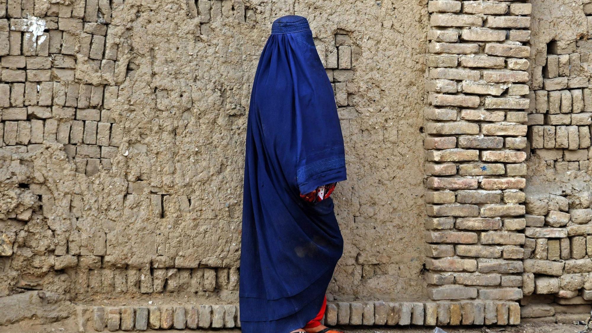 Eine Afghanin in Burka in Kandahar