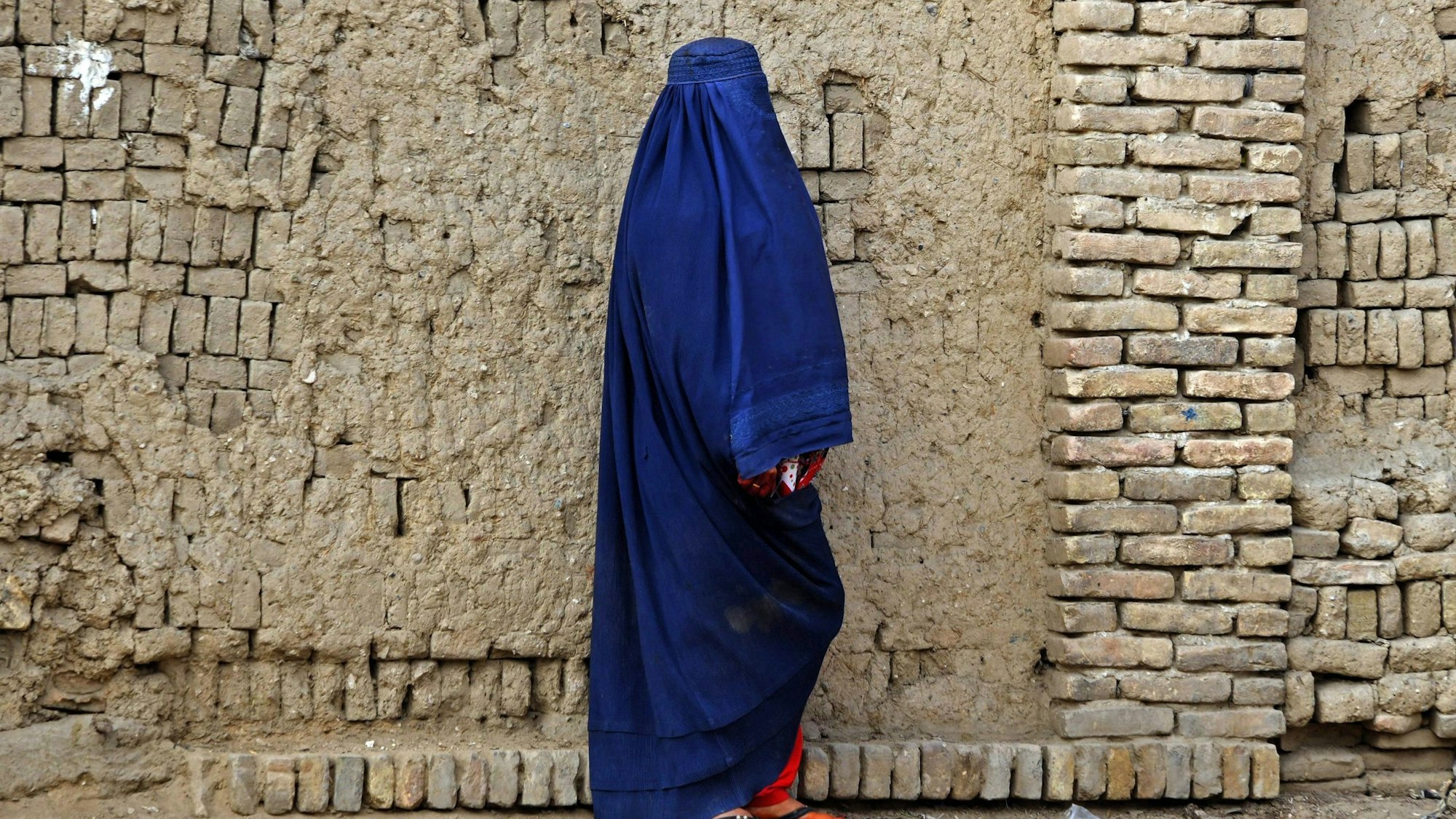 Eine Afghanin in Burka in Kandahar