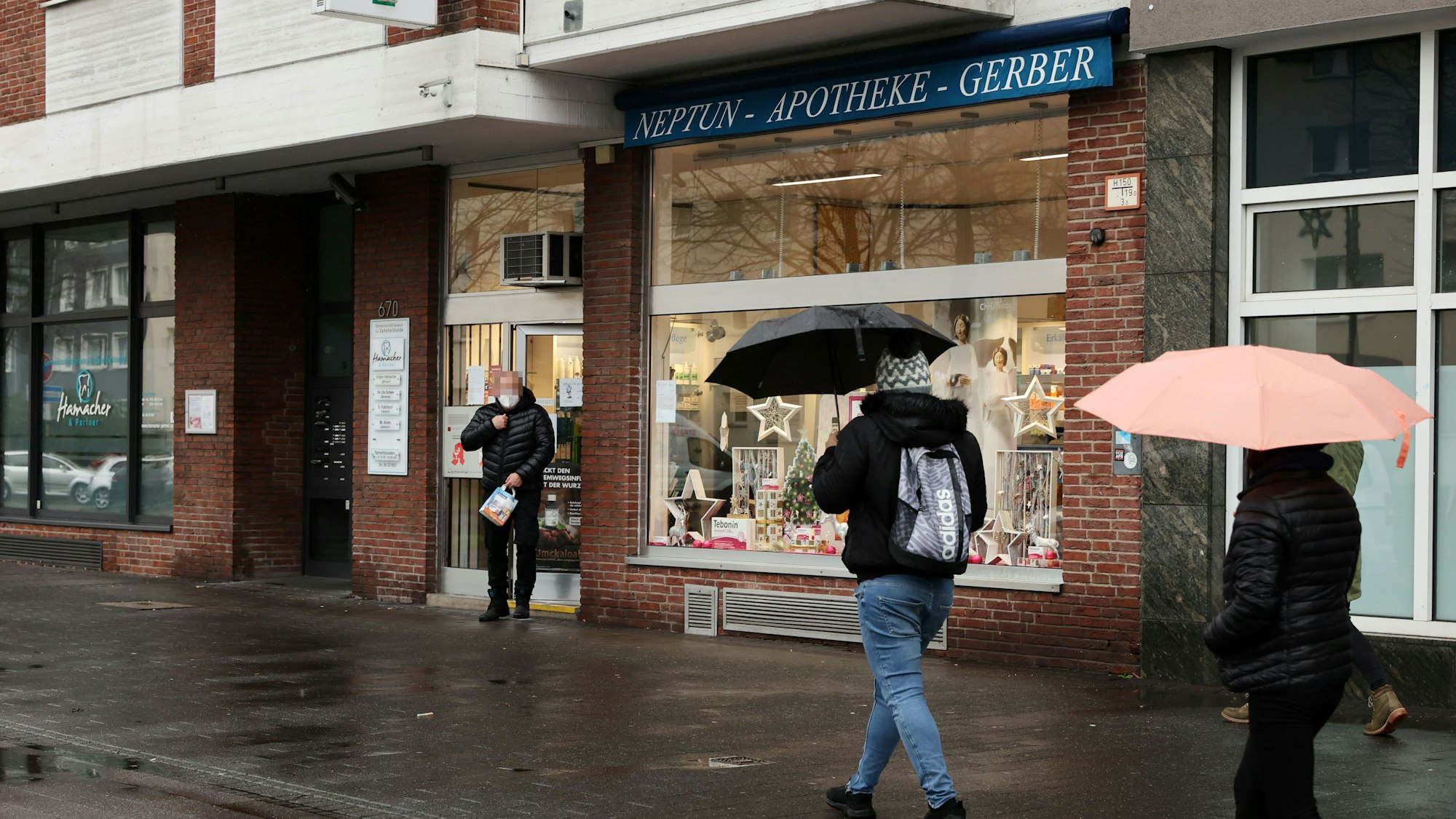 Ein Mann kommt aus einer Notfallapotheke in Köln-Bickendorf raus.