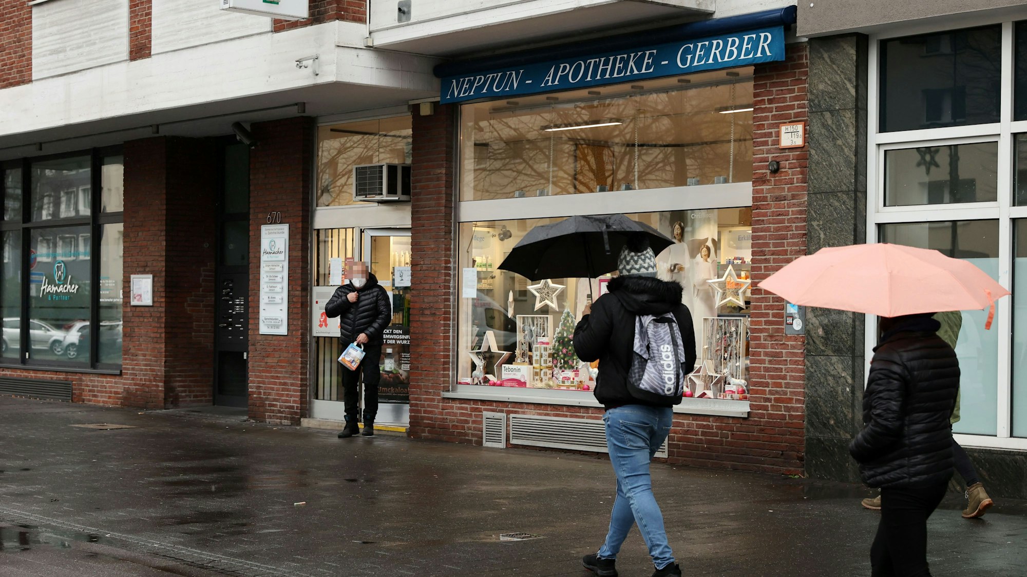 Ein Mann kommt aus einer Notfallapotheke in Köln-Bickendorf raus.
