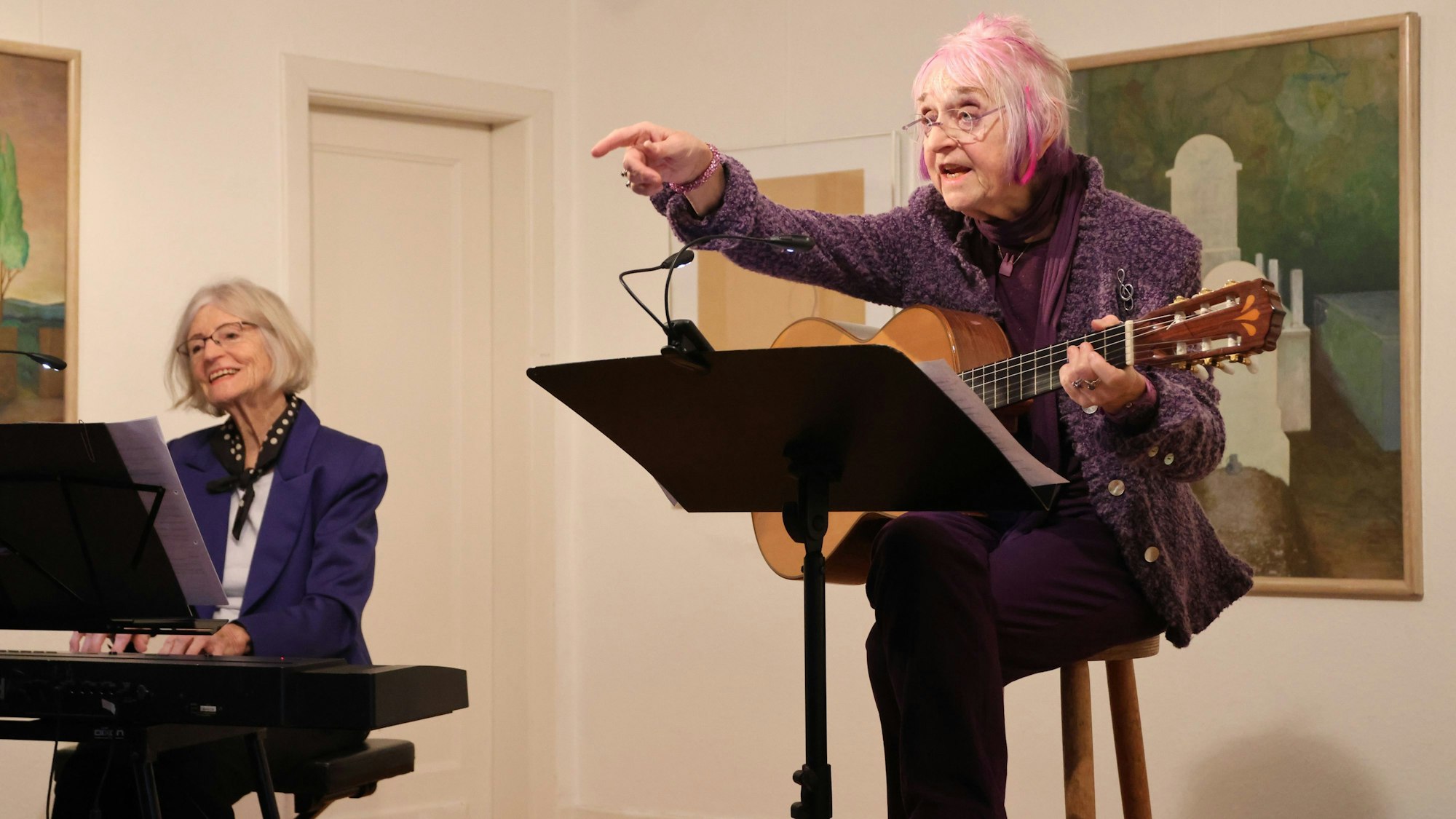 Im Hesperter Kunstkabinett verkürzten Ingrid Ittel-Fernau und Monika Kampmann das Warten auf die Bescherung.