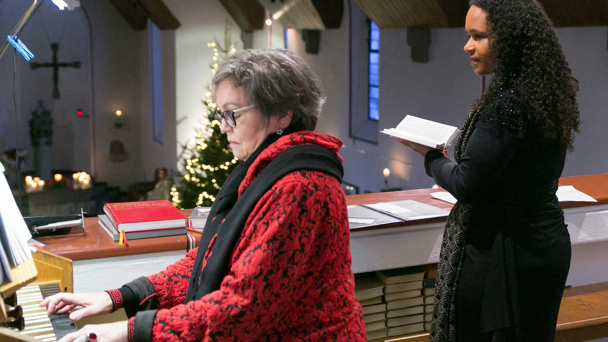 Für die Andacht hatten Dörte Behrens und Mezzosopranistin Anna Bineta Diouf gemeinsam Lieder von Max Reger ausgewählt.