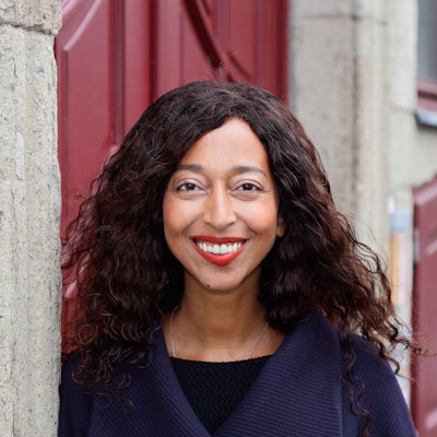 26.09.2022, Köln. Die Schriftstellerin Melanie Raabe vor dem Literaturhaus in Köln (Großer Griechenmarkt).Foto:WDR/Dirk Borm