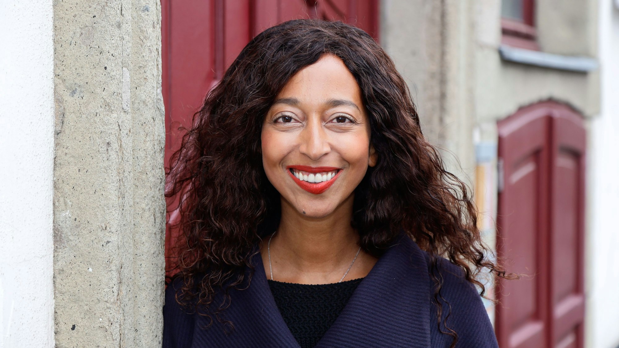 26.09.2022, Köln. Die Schriftstellerin Melanie Raabe vor dem Literaturhaus in Köln (Großer Griechenmarkt).Foto:WDR/Dirk Borm