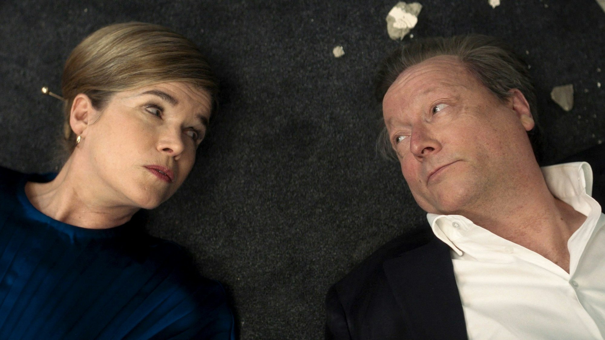 HANDOUT - 30.12.2022, ---, -: Anke Engelke und Matthias Brandt in dem Film "Kurzschluss", einem "Silvester-Special mit Anke Engelke und Matthias Brandt", das am Freitag 30.12.2022 um 23:30 Uhr im Ersten ausgestrahlt wird. (zu dpa-Vorbericht: Engelke und Brandt erleben an Silvester ihren ersten «Kurzschluss») Foto: Btf/WDR/dpa