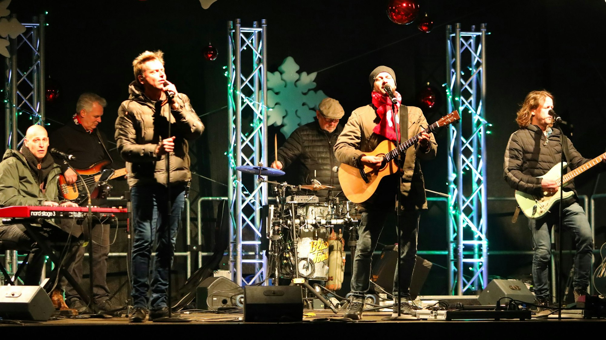 Die Bläck Fööss musizieren auf einer Bühne.