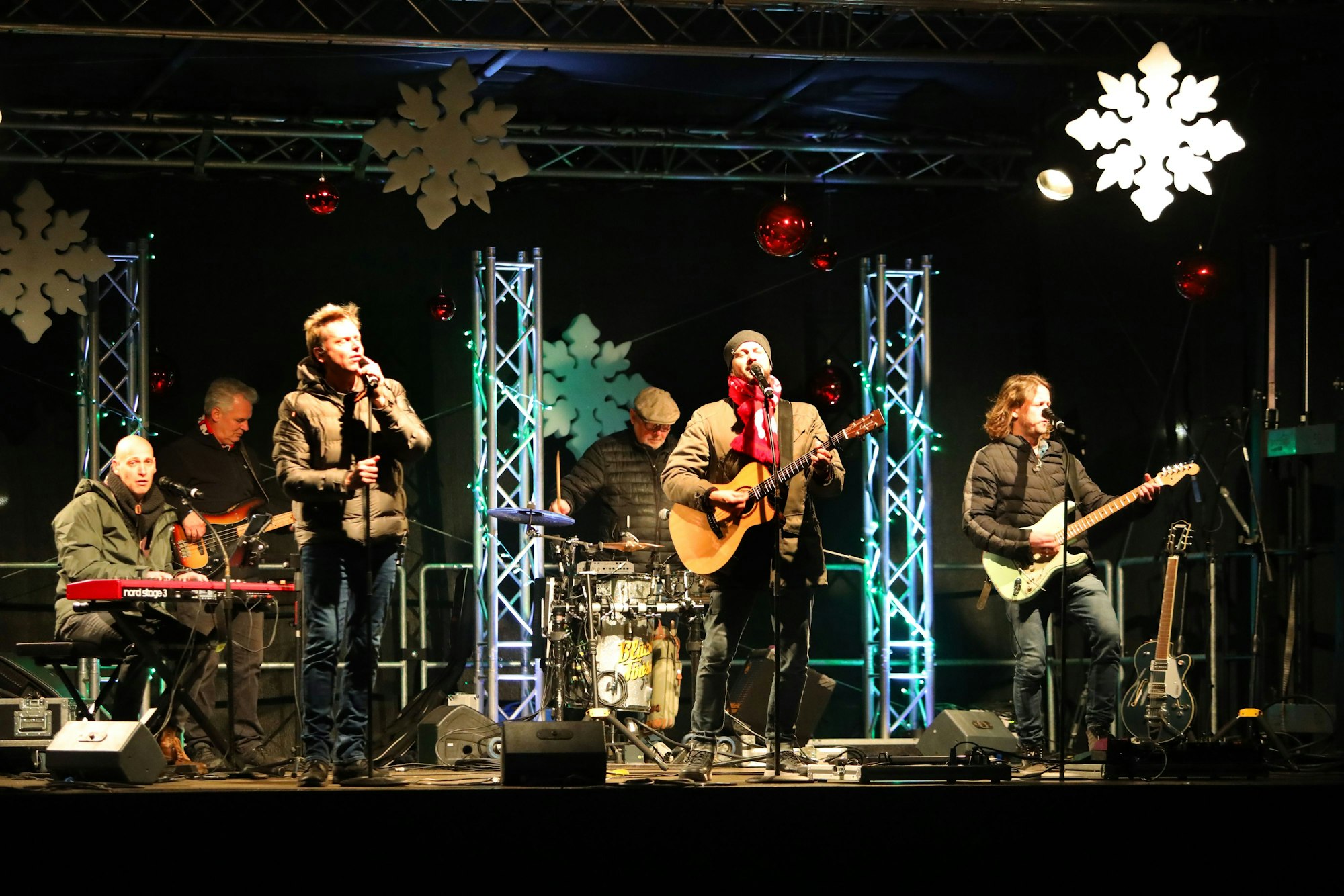 Eine Band steht auf der Bühne.