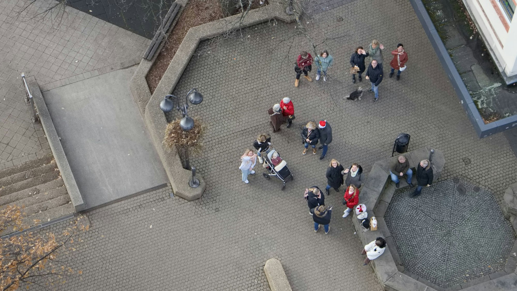 Passanten unterhalb des Turms der Euskirchener Herz-Jesu-Kirche.