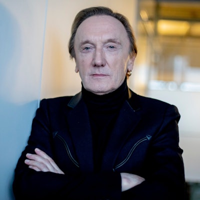 Marius Müller-Westernhagen guckt in die Kamera