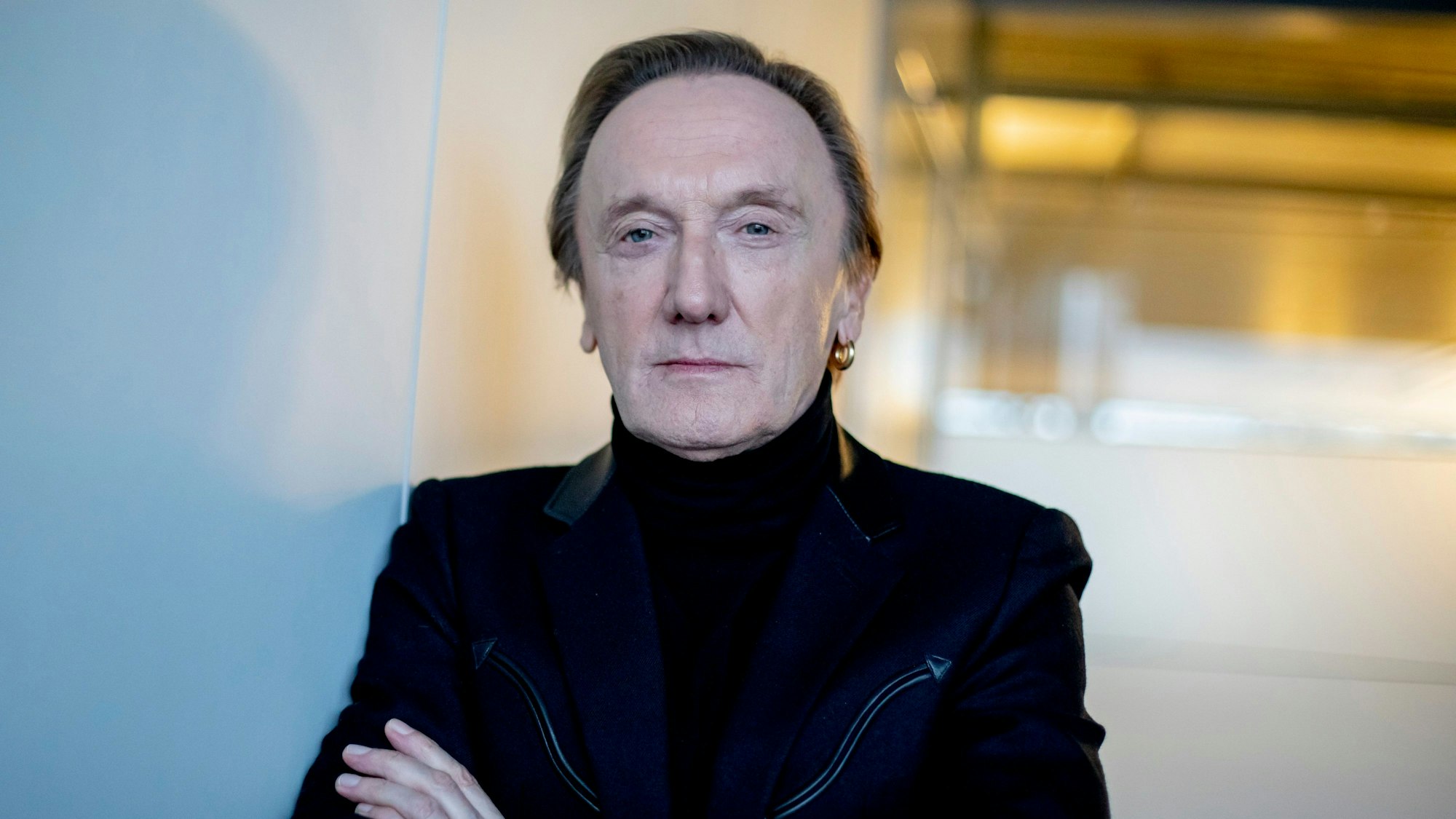 Marius Müller-Westernhagen guckt in die Kamera