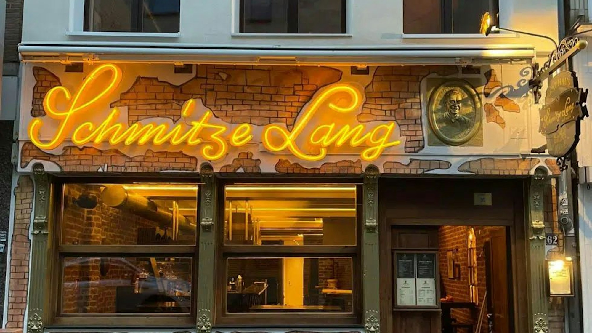 Das Bild zeigt das Kölner Brauhaus „Schmitze Lang“ von Außen.