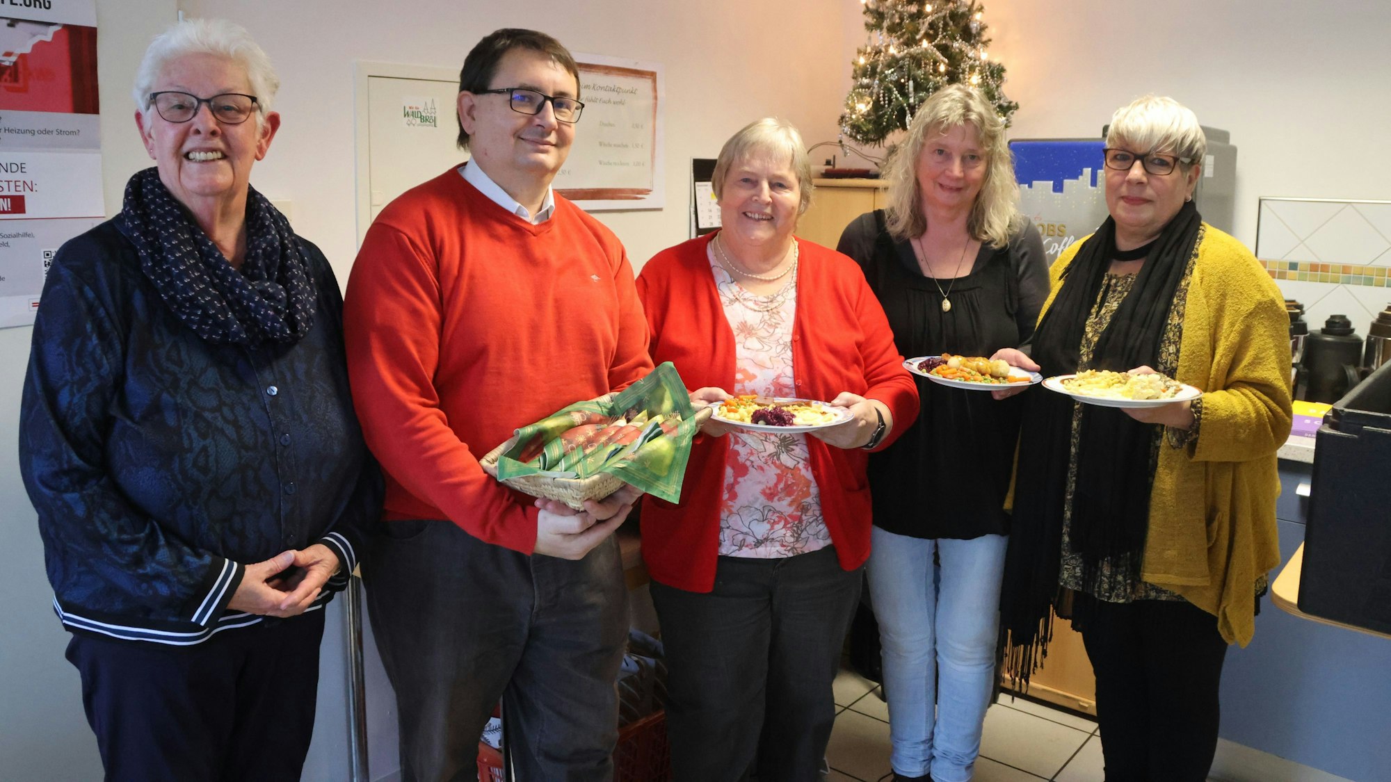 Ein Weihnachtsessen servierten Monika Bourtscheidt, Sándor Károly Molnár, Hannelore Stahl, Ilona Sülzin und Jutta Schieder im Kontaktpunkt.