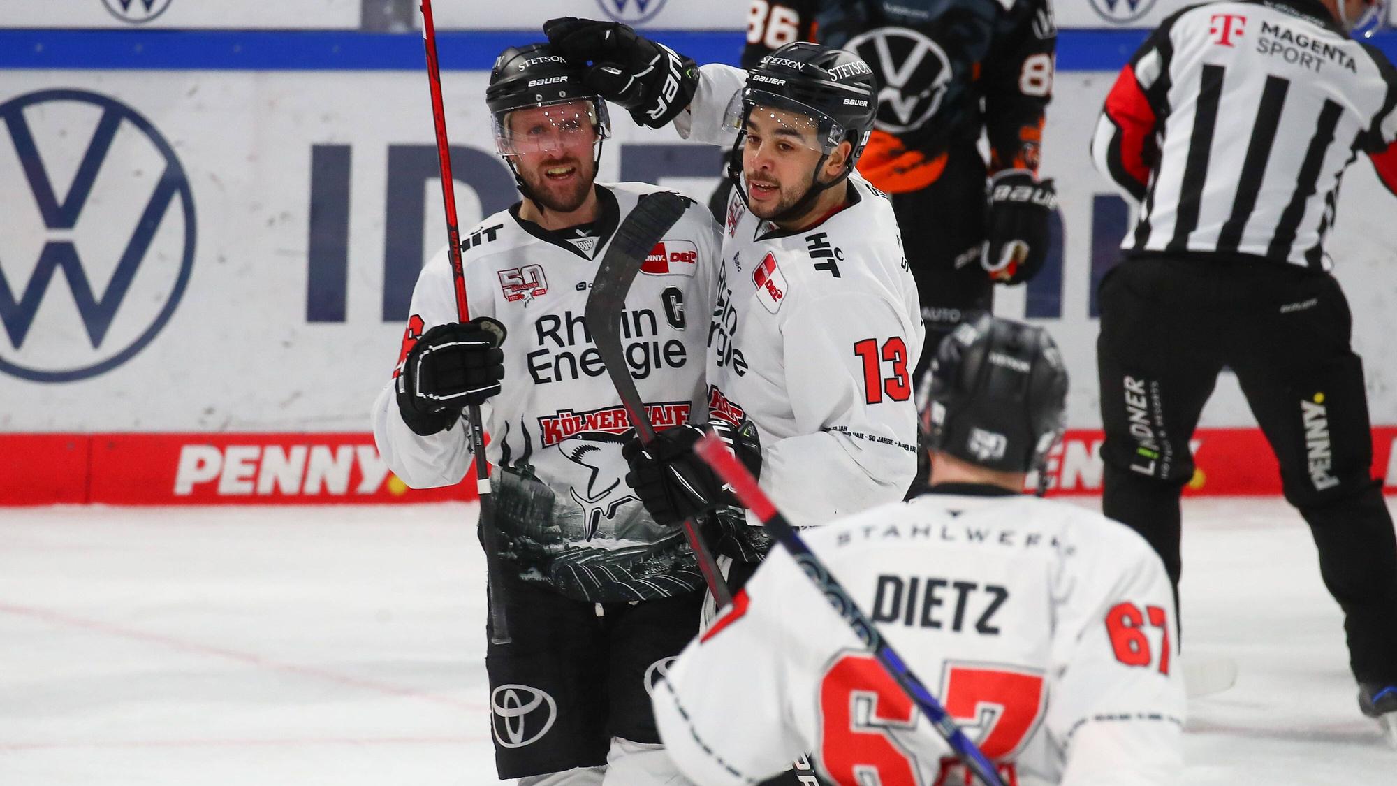 Jubel nach Tor zum 3:2 durch Davon McIntyre Koeln,