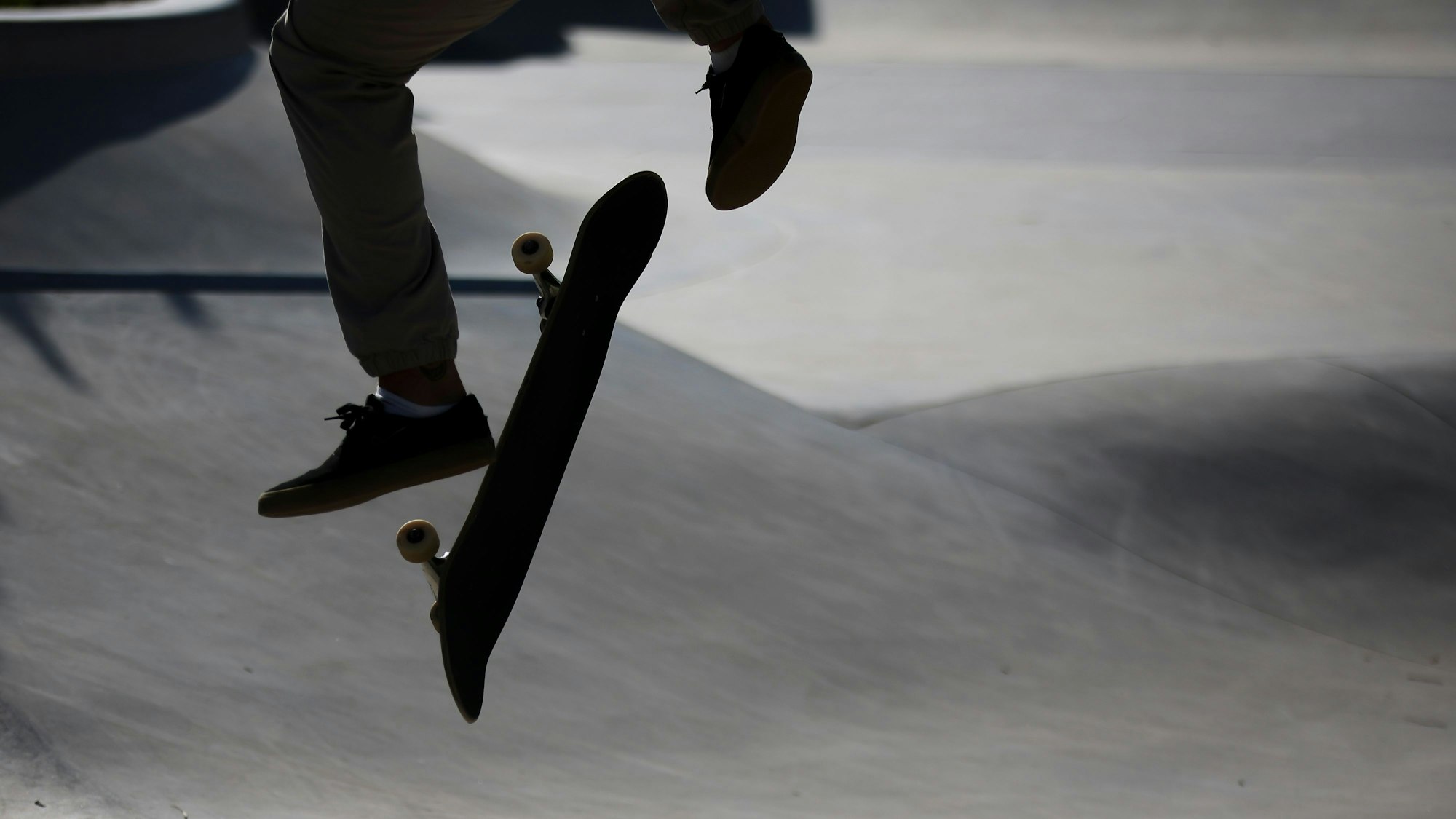 Ein Teilnehmer fährt während des Trainings für die Skateboard Meisterschaft im Skate Park am Leipziger Heizhaus.