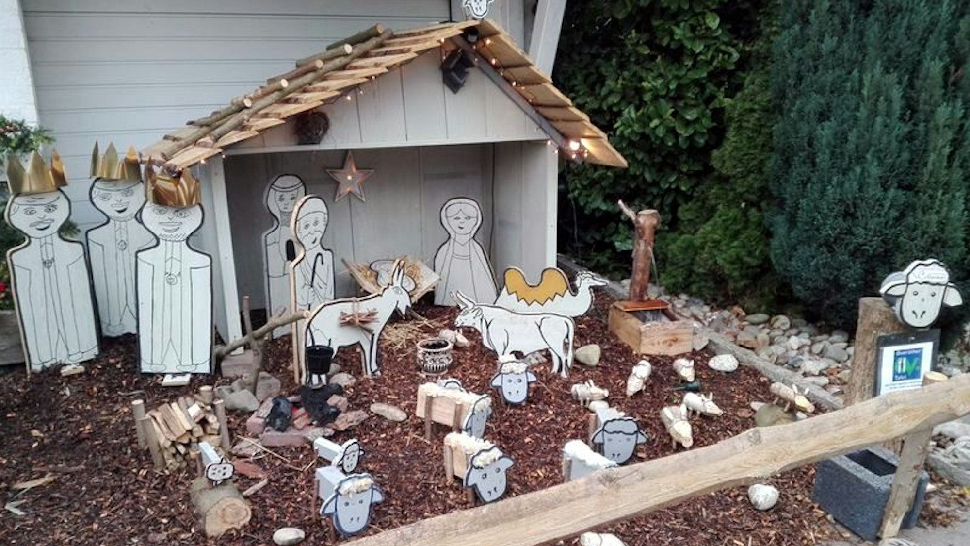 Eine Krippe steht in einem Vorgarten.