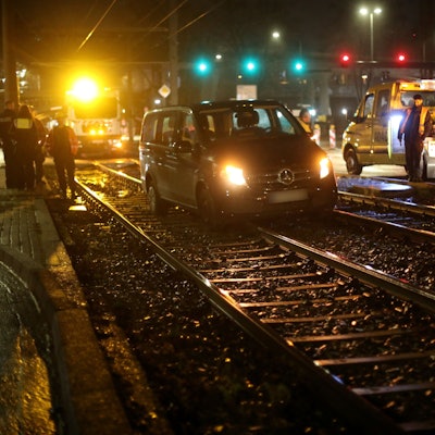 Auf Höhe der Messe in Deutz ist ein PKW in das Gleisbett der KVB gefahren.