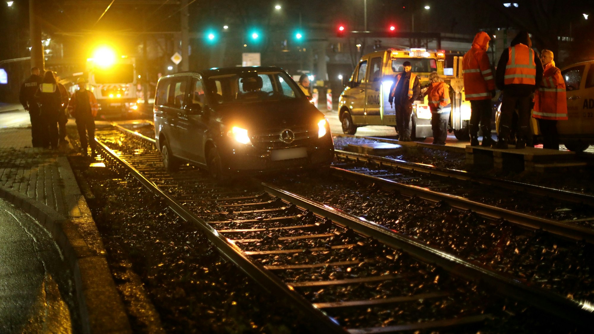 Auf Höhe der Messe in Deutz ist ein PKW in das Gleisbett der KVB gefahren.