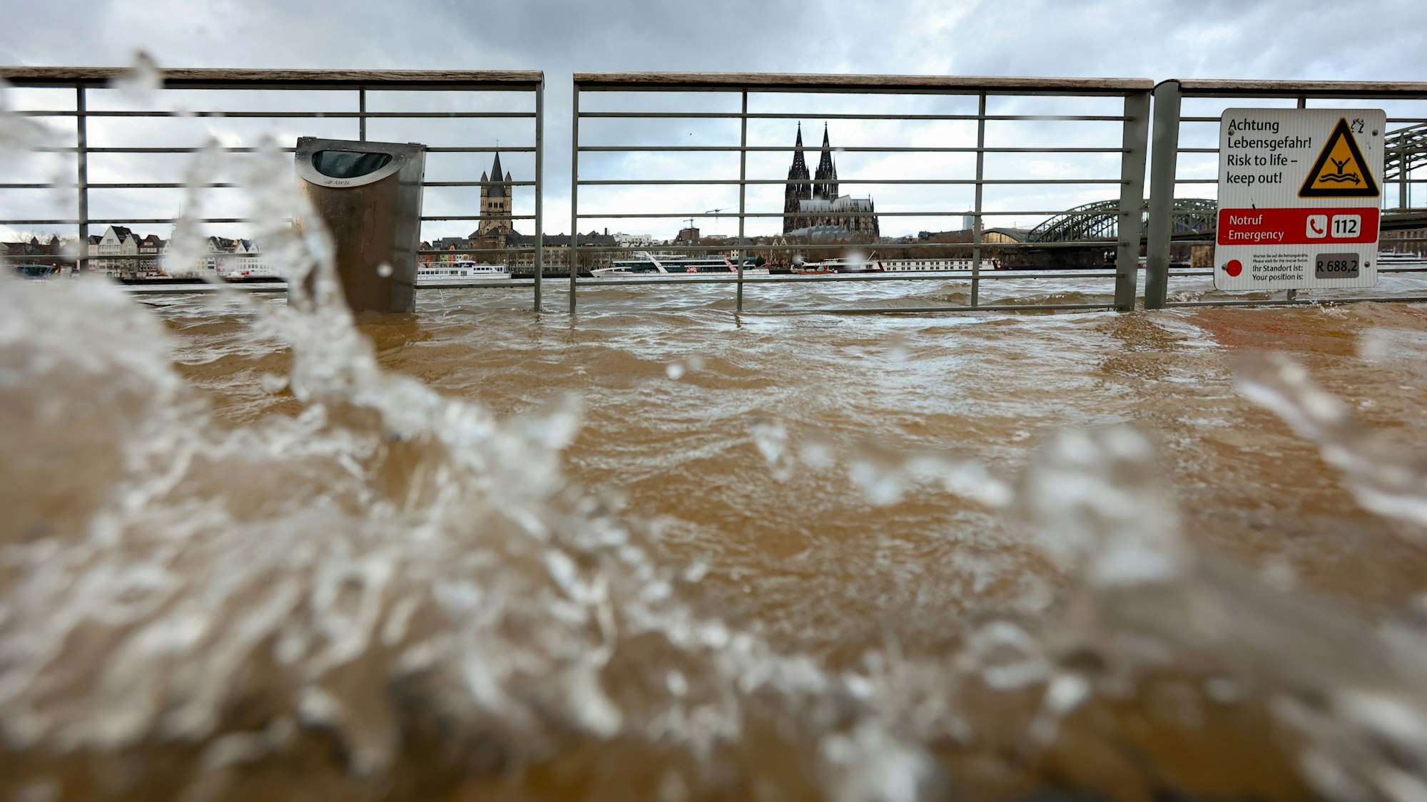 Hochwasser auf dem Rhein: Am Rheinboulevard in Deutz trat der Rhein über die Absperrungen.