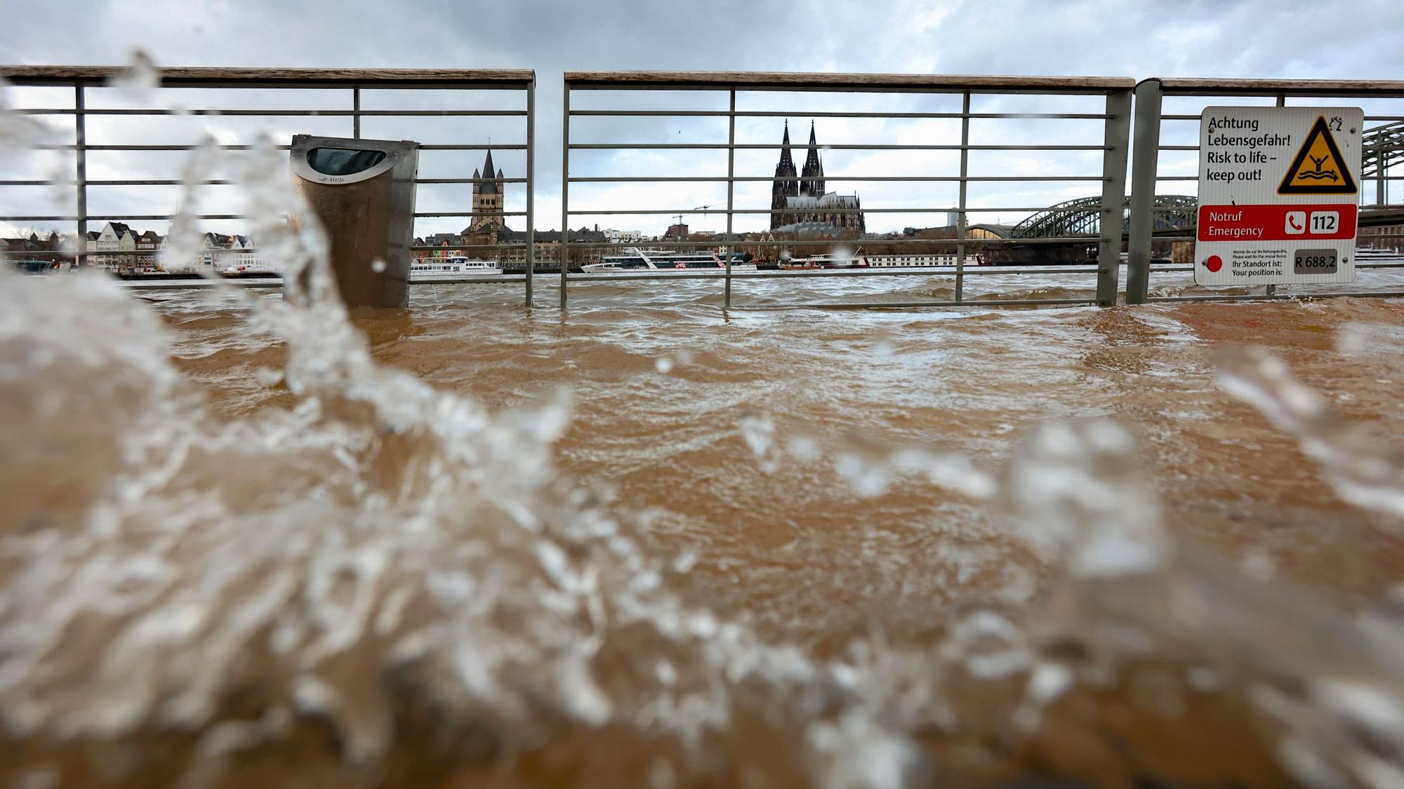 Hochwasser auf dem Rhein: Am Rheinboulevard in Deutz trat der Rhein über die Absperrungen.