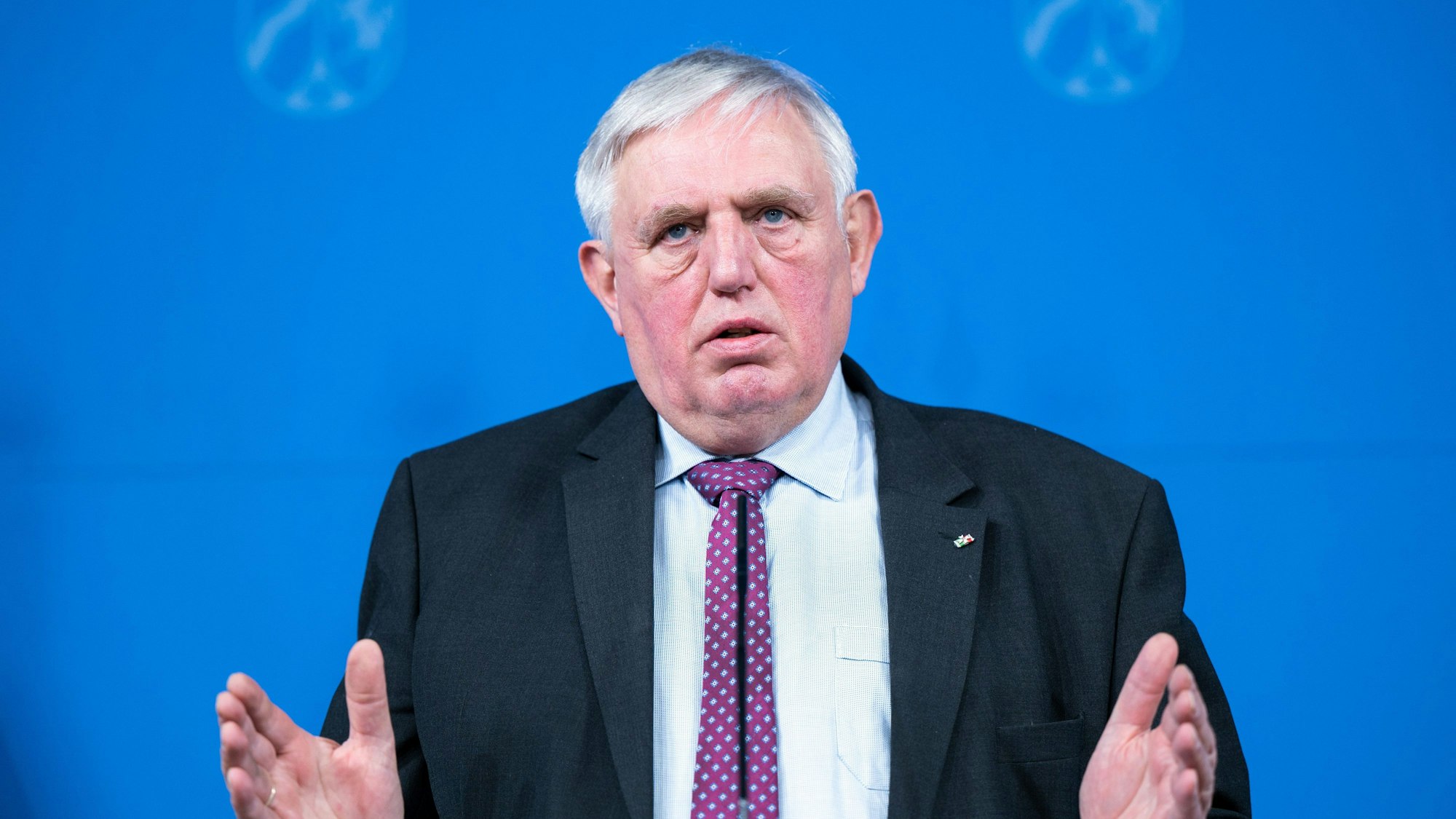 Karl-Josef Laumann (CDU), Gesundheitsminister von Nordrhein-Westfalen, beantwortet Fragen auf einer Pressekonferenz.