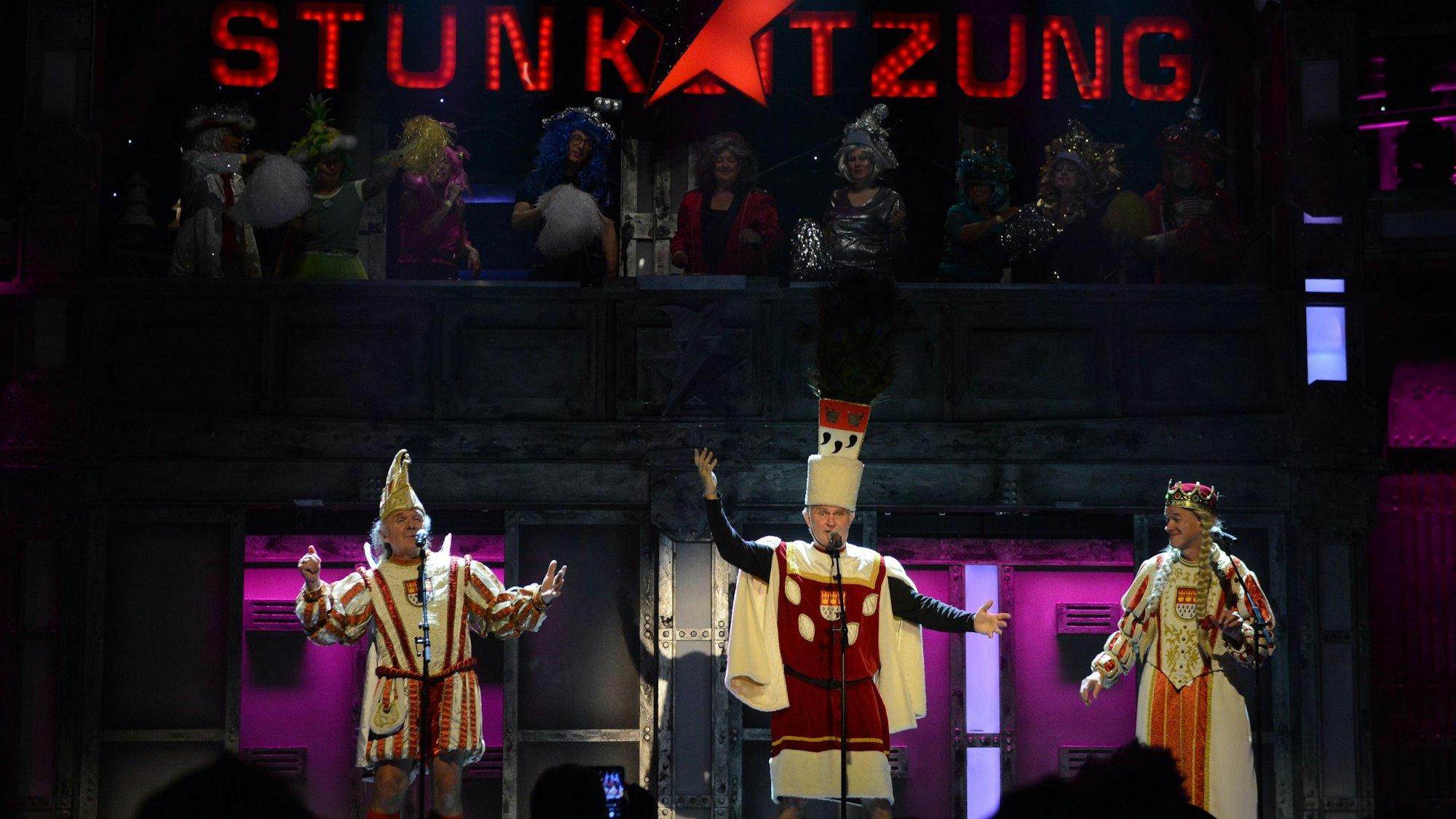 Das Dreigestirn sing auf der Bühne der Stunksitzung im Kölner E-Werk.