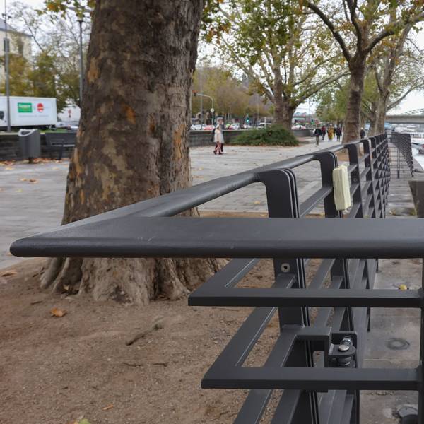 Die Rheinuferpromenade vor der Altstadt wird saniert.
Fertiger Abschnitt zwischen Deutzer Brücke und Malakoffturm