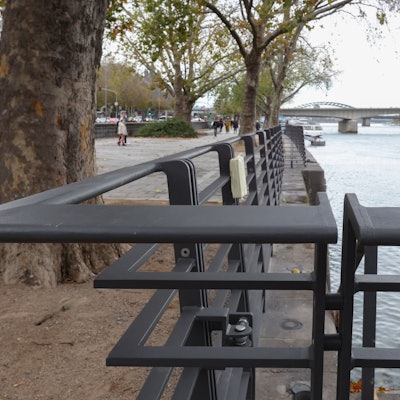 Die Rheinuferpromenade vor der Altstadt wird saniert.
Fertiger Abschnitt zwischen Deutzer Brücke und Malakoffturm