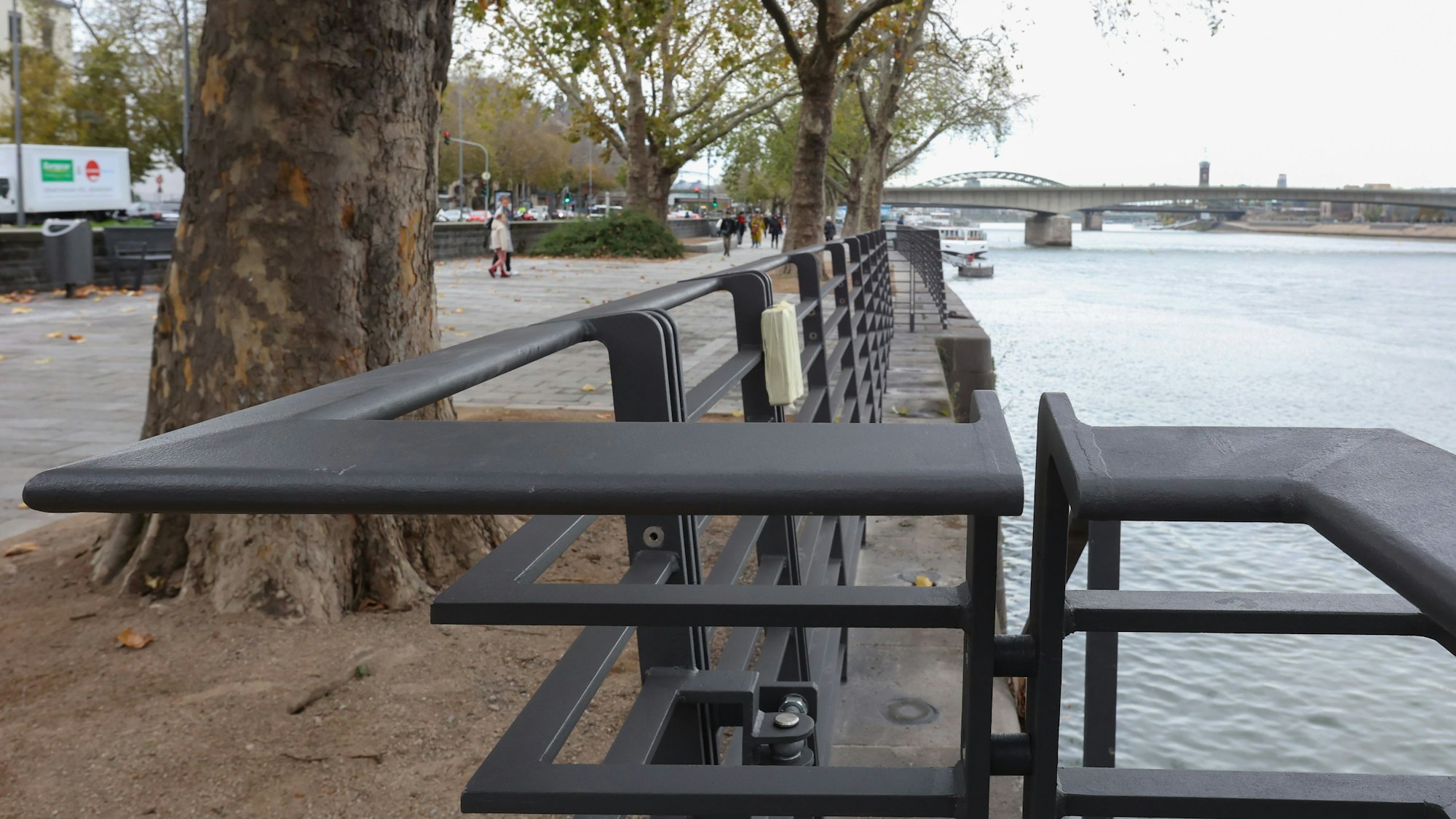 Die Rheinuferpromenade vor der Altstadt wird saniert.
Fertiger Abschnitt zwischen Deutzer Brücke und Malakoffturm