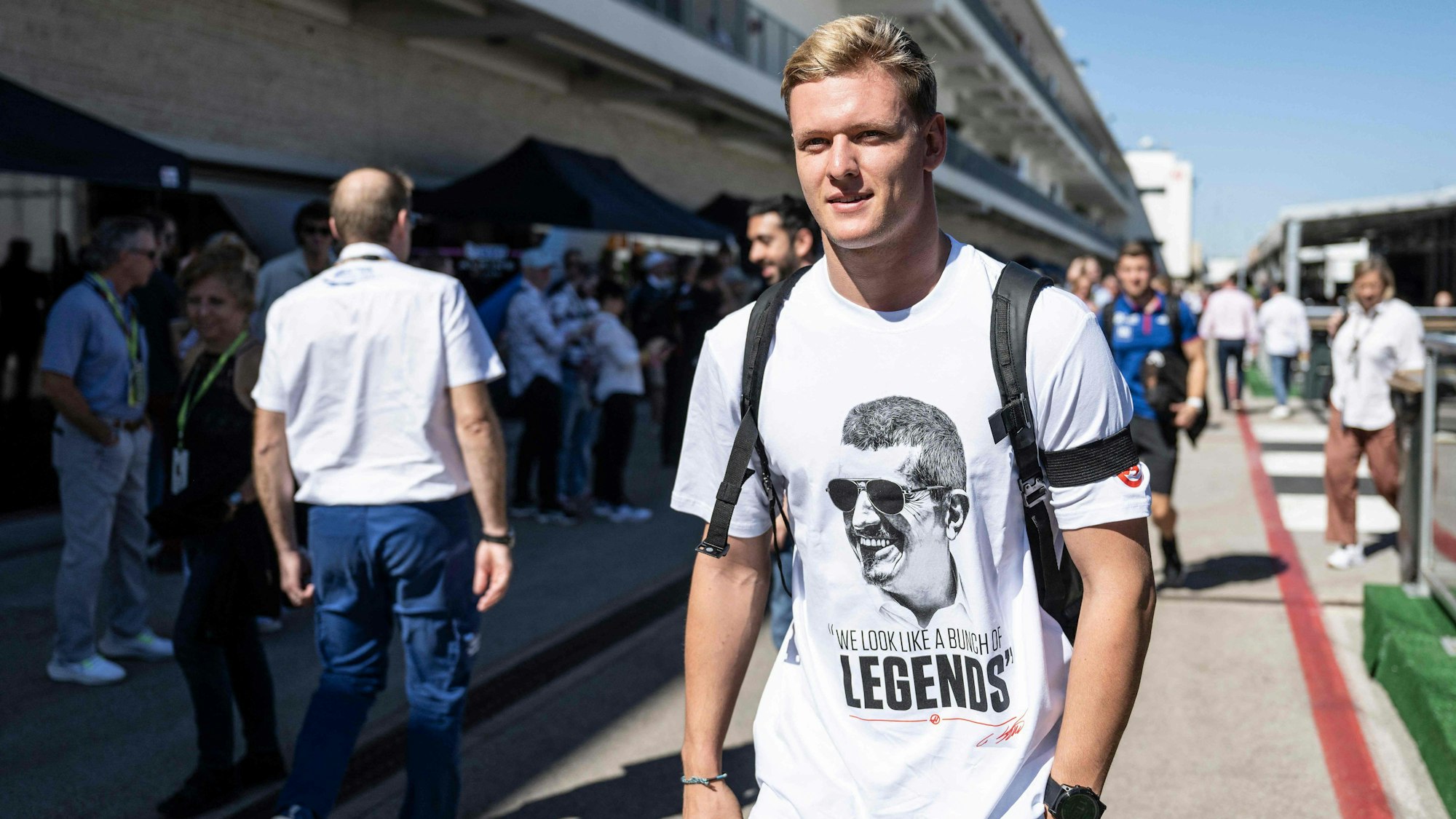 Mick Schumacher geht durch die Boxengasse der Formel 1 in Texas.