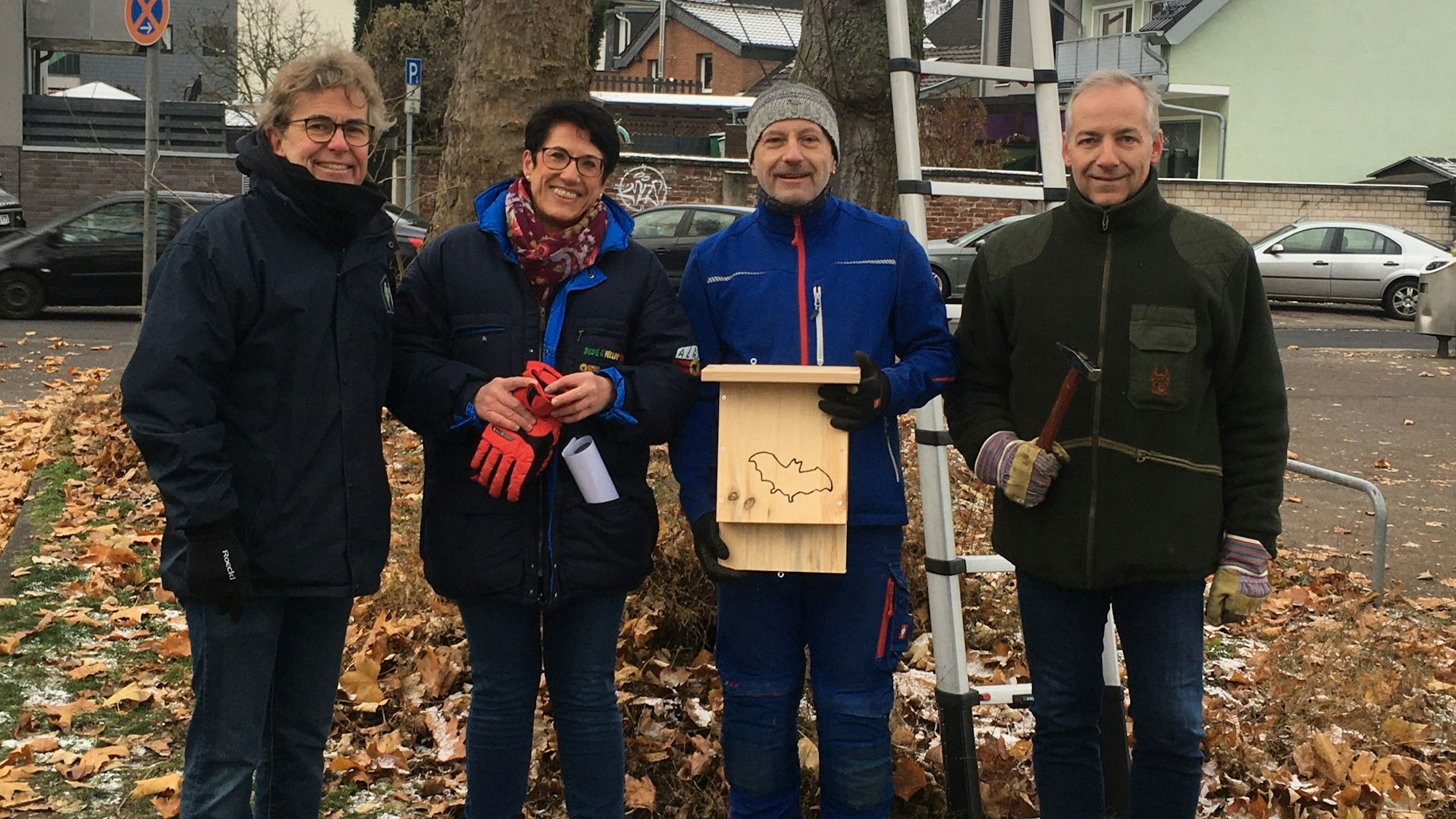 Einige Mitglieder des Bürgervereins Urbach mit den neuen Nistkästen.