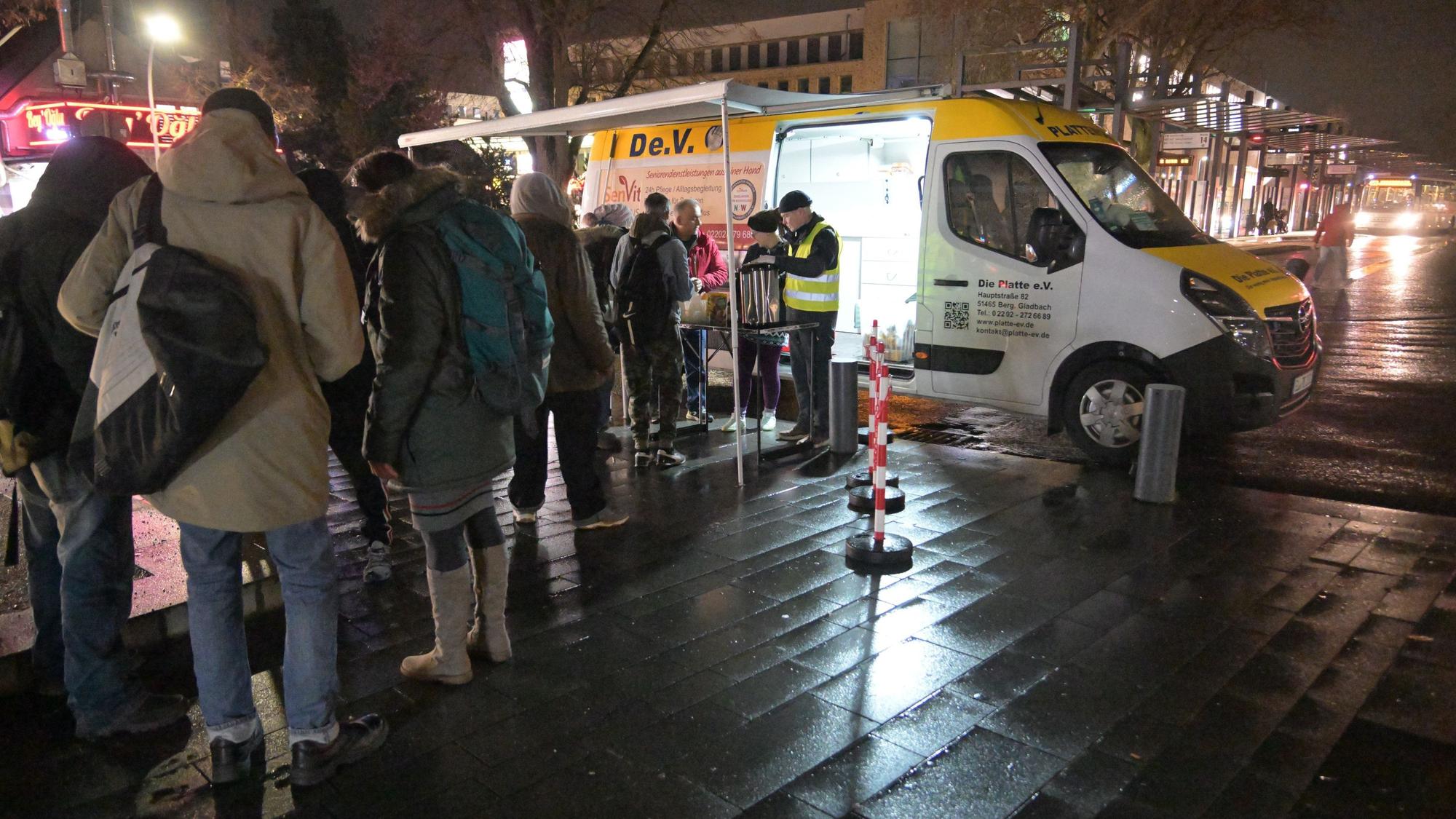 Bedürftige stehen Schlange vor dem Kältebus des Vereins "Die Platte" am Busbahnhof.